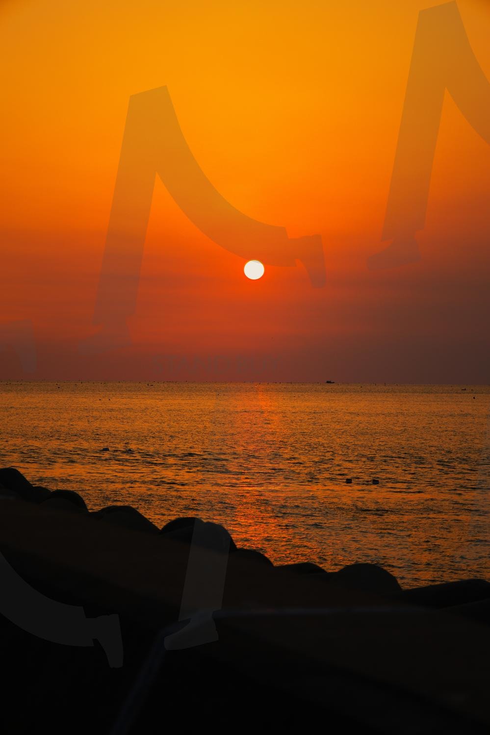 “방파제 위로 스며드는 석양” | #노을, #석양, #바다풍경, 방파제, #감성사진, #해질녘, #빛반사, #sunset, #goldenhour, #seaside, #orangeSky, #calmSea, #peacefulmoment | 스탠바이 STANDBUY 디지털 콘텐츠