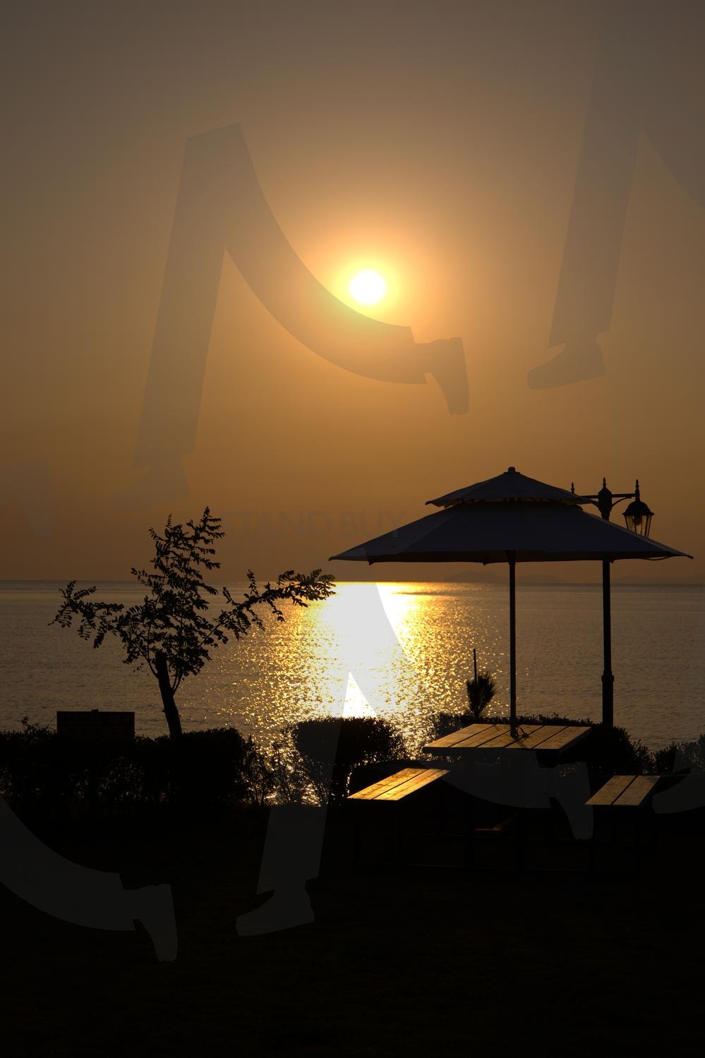 “노을 아래의 고요한 테이블” | #노을, #석양, #바다풍경, #감성사진, #햇살, #실루엣, #여유, #자연광, #sunset, #silhouette, #seaside, #goldenhour | 스탠바이 STANDBUY 디지털 콘텐츠