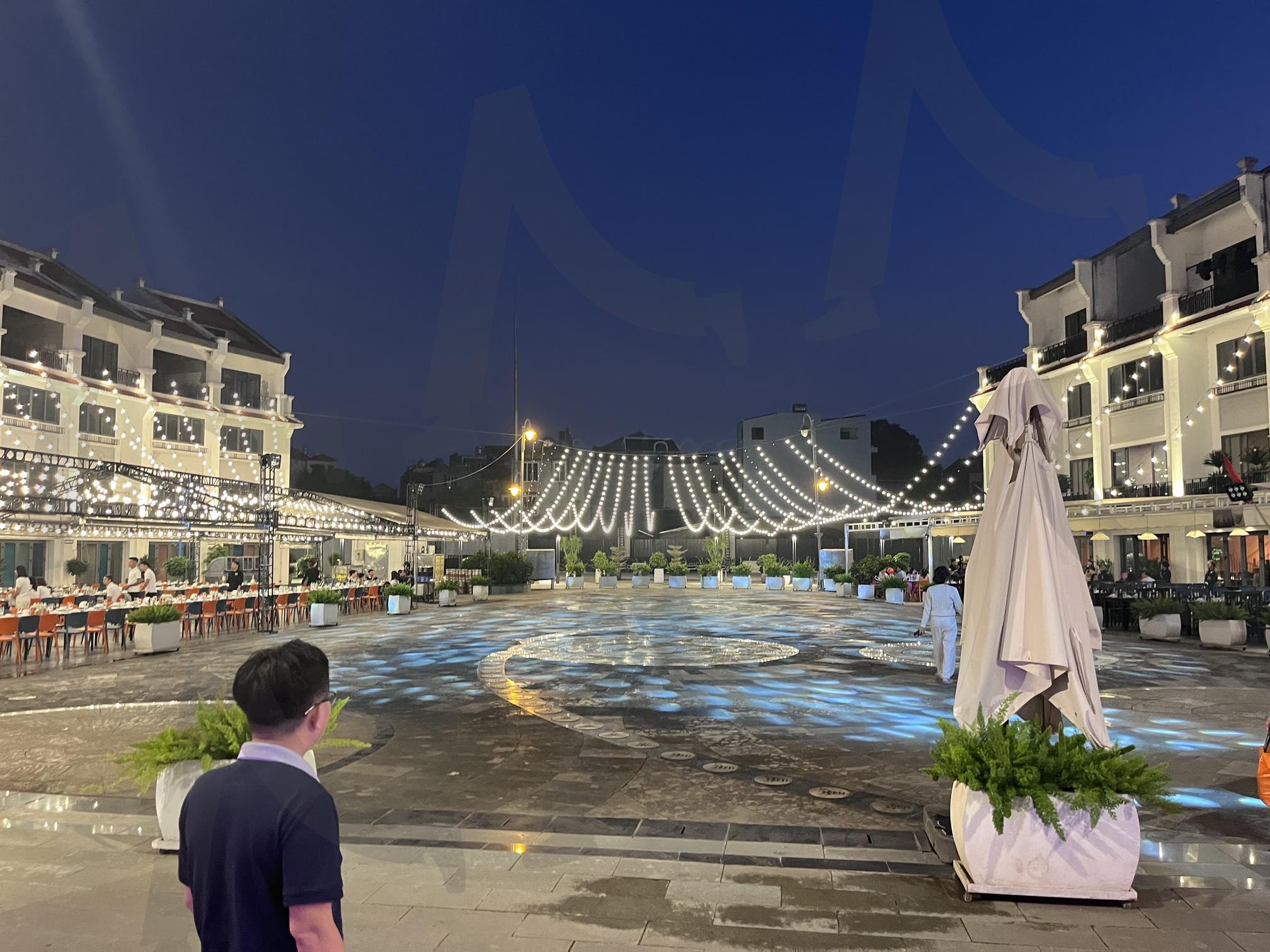 야경 아래 빛나는 루프탑 레스토랑 풍경 | 야경, 야외레스토랑, 감성조명, 저녁풍경 분위기맛집, 도심야경 라이트업 광장풍경 감성사진 베트남풍경 | 스탠바이 STANDBUY 디지털 콘텐츠