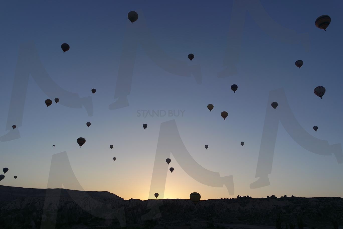 푸른 새벽하늘 위에 떠오르는 황금빛 열기구 | 푸른새벽, 일출직전, 카파도키아, 튀르키예, 열기구사진, 열기구, 풍경사진, 새벽감성, 감성하늘, 여행사진 | 스탠바이 STANDBUY 디지털 콘텐츠