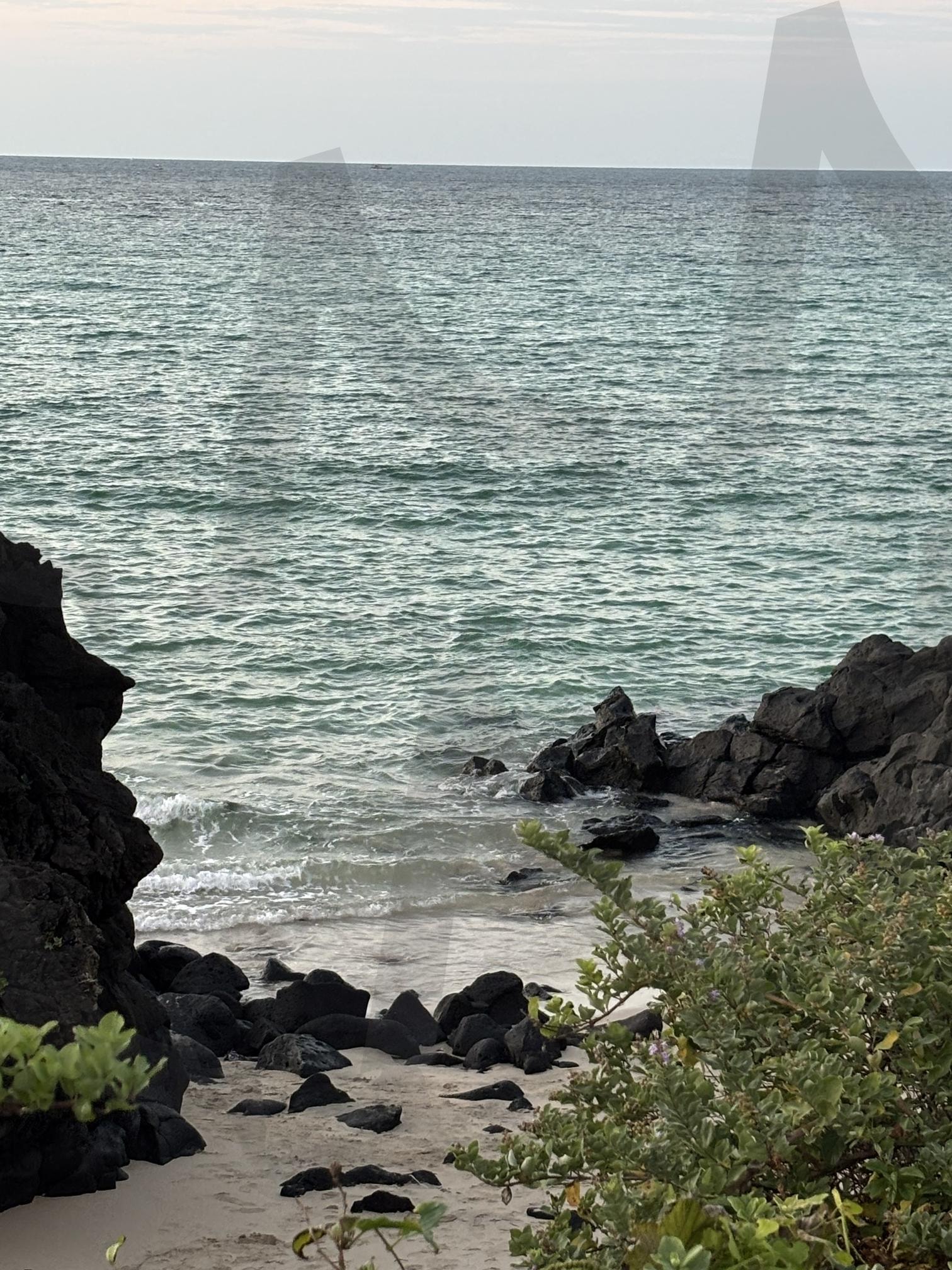 함덕해수욕장 | 함덕, 제주도, 해수욕장, 감성, 함덕해수욕장, 바위, 윤슬, 바다 | 스탠바이 STANDBUY 디지털 콘텐츠