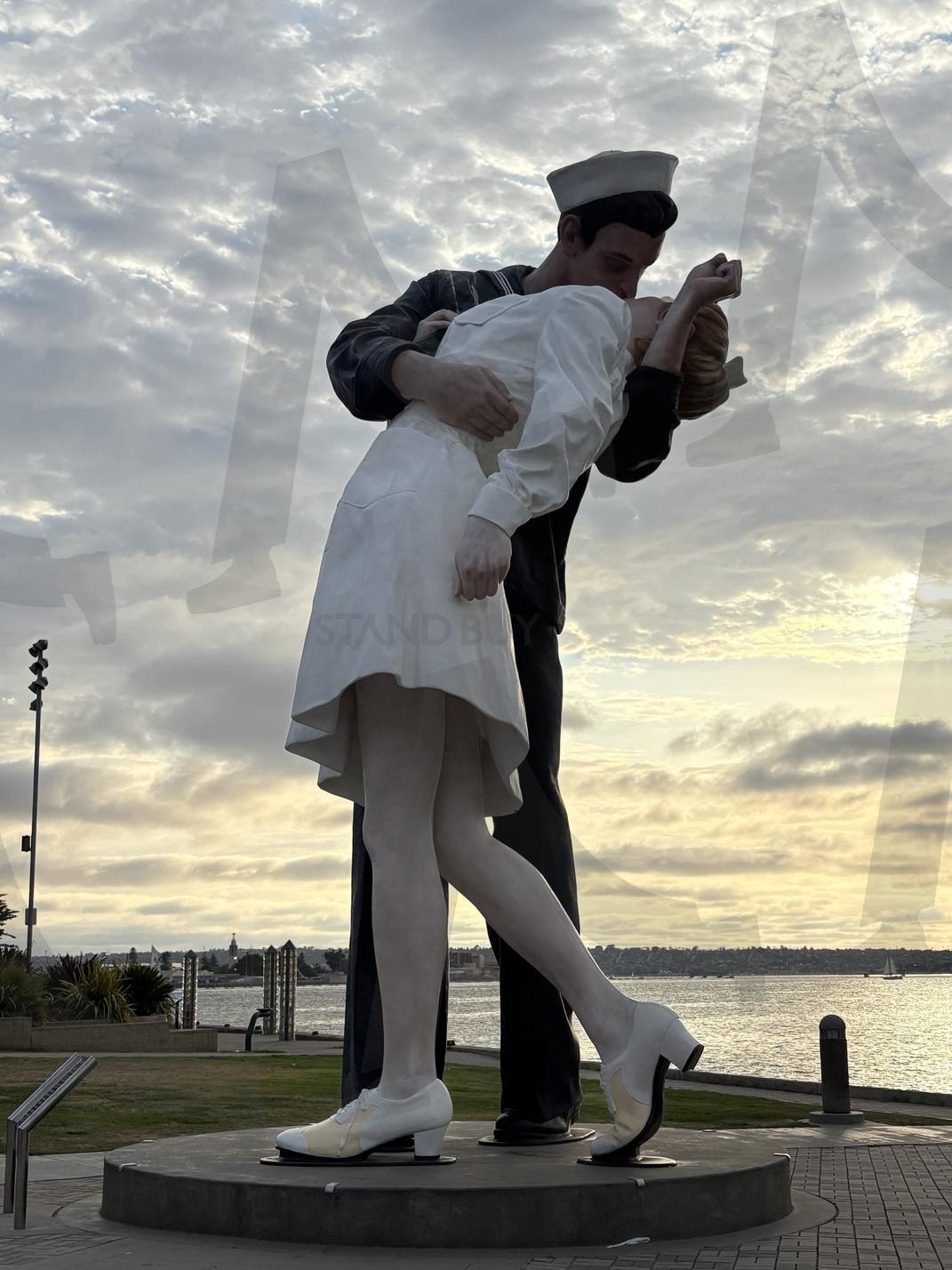바람과 함께 멈춰 있는 사랑의 순간 / A Timeless Moment of Love Captured in Art | 조형물, 키스조각상, 노을풍경, 감성사진, 로맨틱한순간, sculpture, romantic statue, sunset sky | 스탠바이 STANDBUY 디지털 콘텐츠