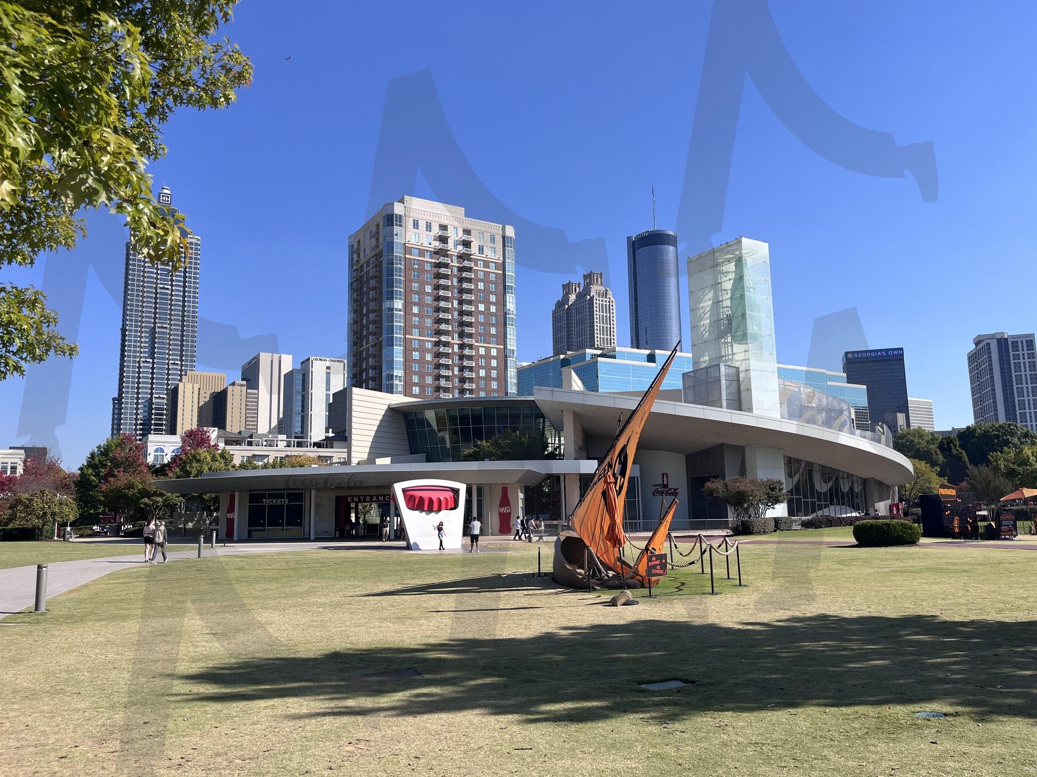 하늘 아래 펼쳐진 도시와 자연의 조화 _ 코카콜라 박물관 | 도시스카이라인, 박물관, 공원풍경, 조형물, ai | 스탠바이 STANDBUY 디지털 콘텐츠