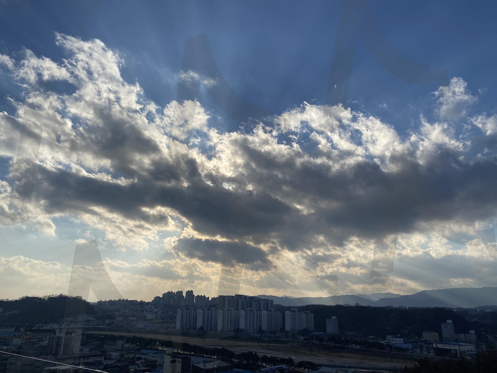 광활한 하늘과 빛나는 도심 스카이라인 | 하늘풍경, 드라마틱구름, 도시스카이라인, 자연과도시, 감성풍경 | 스탠바이 STANDBUY 디지털 콘텐츠