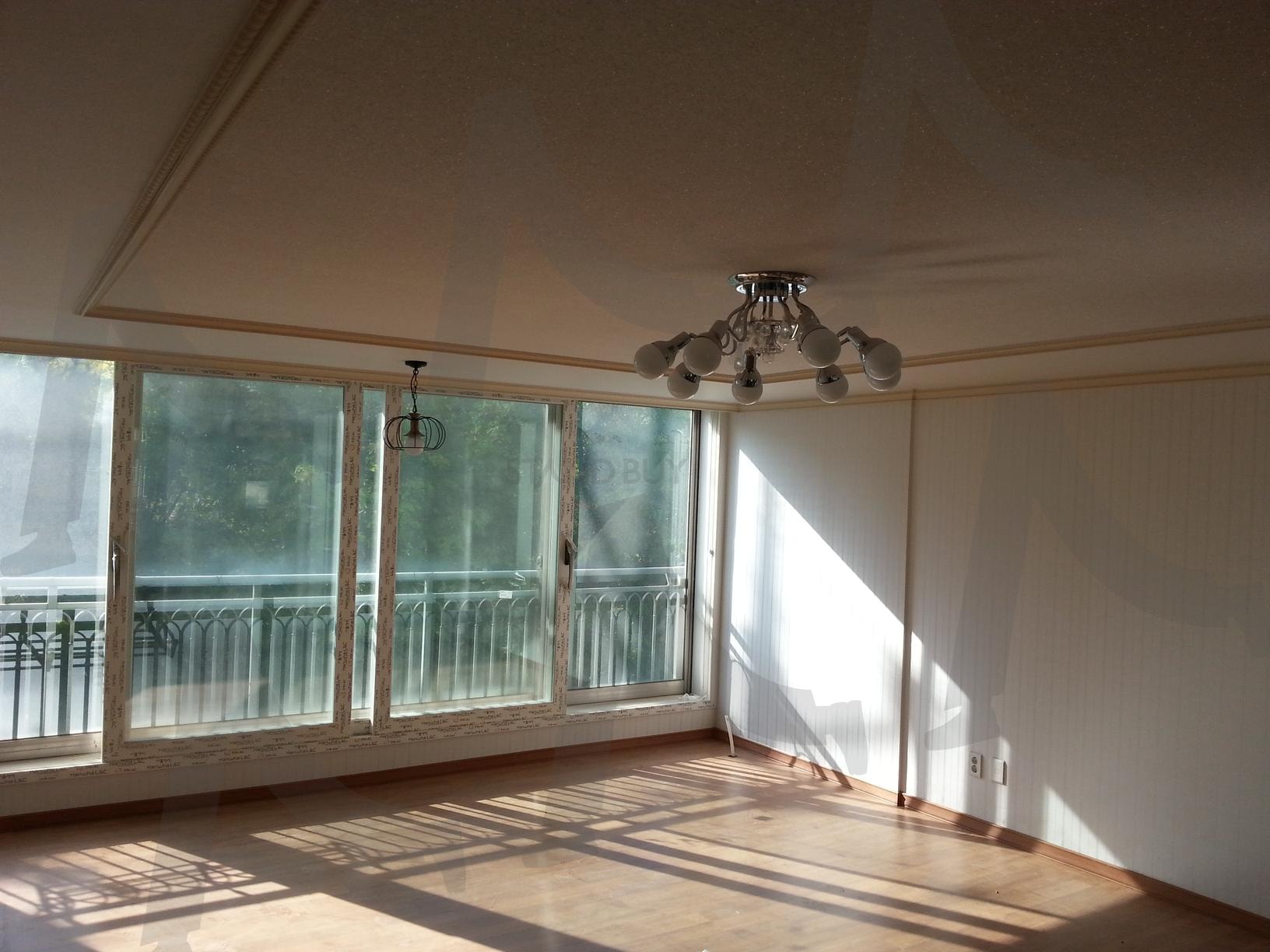 밝은 햇빛과 함께하는 편안한 홈 스타일링 | 햇살가득, 거실풍경, 홈스타일링, 미니멀리즘, 실내사진 | 스탠바이 STANDBUY 디지털 콘텐츠