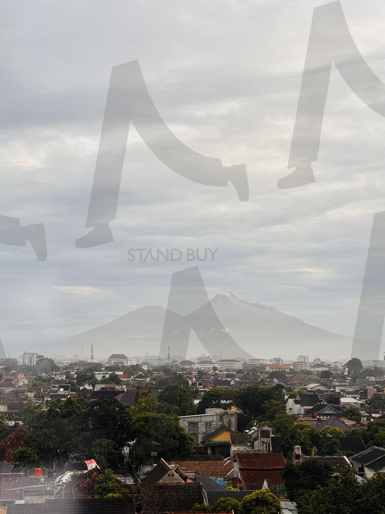 화산 아래의 삶: 안개 낀 도시 너머로 솟아오른 거대한 산의 실루엣 | 므라피, 화산, Mount Merapi, 실루엣, 안개, mist, haze, Java | 스탠바이 STANDBUY 디지털 콘텐츠