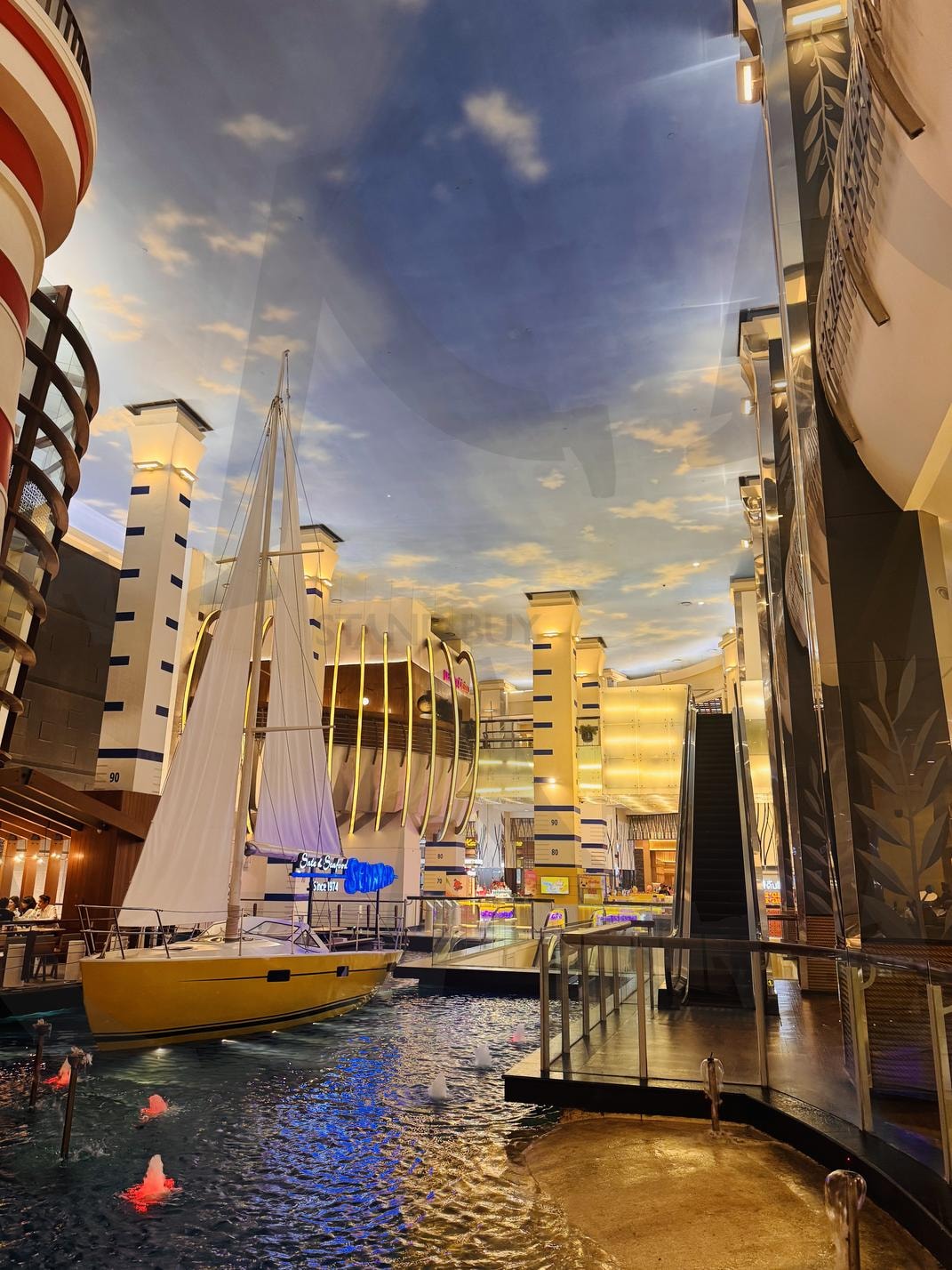 실내로 들어온 항구: 인공 하늘과 운하가 어우러진 이색적인 쇼핑몰 인테리어 | 인테리어, 항구, 쇼핑몰, 인공운하, 요트, 리테일테라피, 현대건축 | 스탠바이 STANDBUY 디지털 콘텐츠
