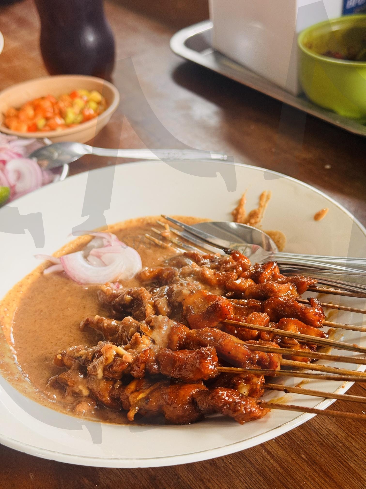 현지의 맛: 진한 땅콩 소스를 곁들인 인도네시아 전통 꼬치구이, 사테(Satay) | 사테, Satay, 땅콩소스, 인도네시아음식, 길거리음식, 미식여행, 숯불구이, 식음료, 여행, 인도네시아, 족자카르타 | 스탠바이 STANDBUY 디지털 콘텐츠