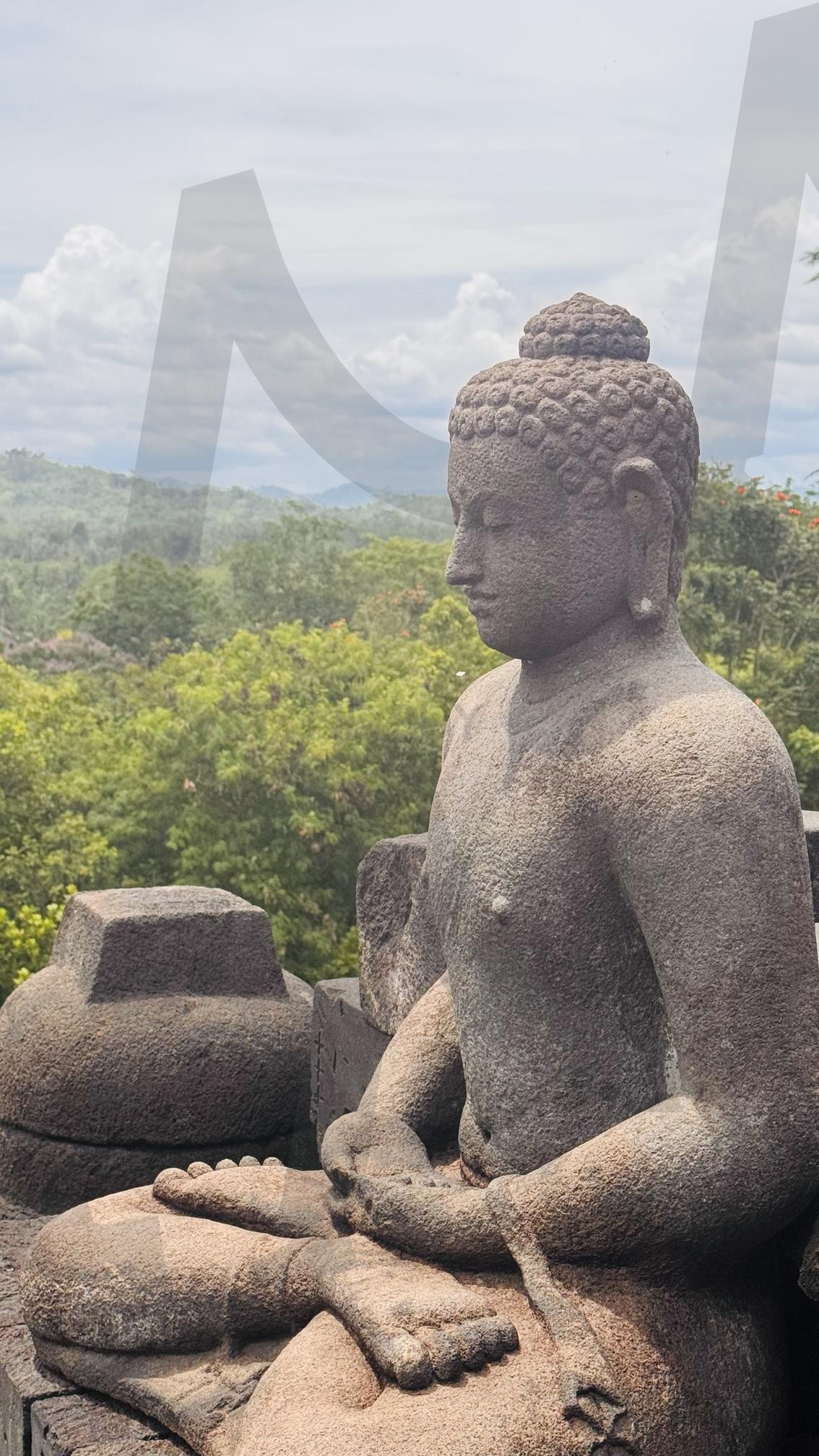 천년의 평온: 숲을 응시하는 보로부두르의 명상 | 보로부두르, 고대불상, 불상, 고대, 명상, 평화, 자연, 힐링, 랜드미크 | 스탠바이 STANDBUY 디지털 콘텐츠