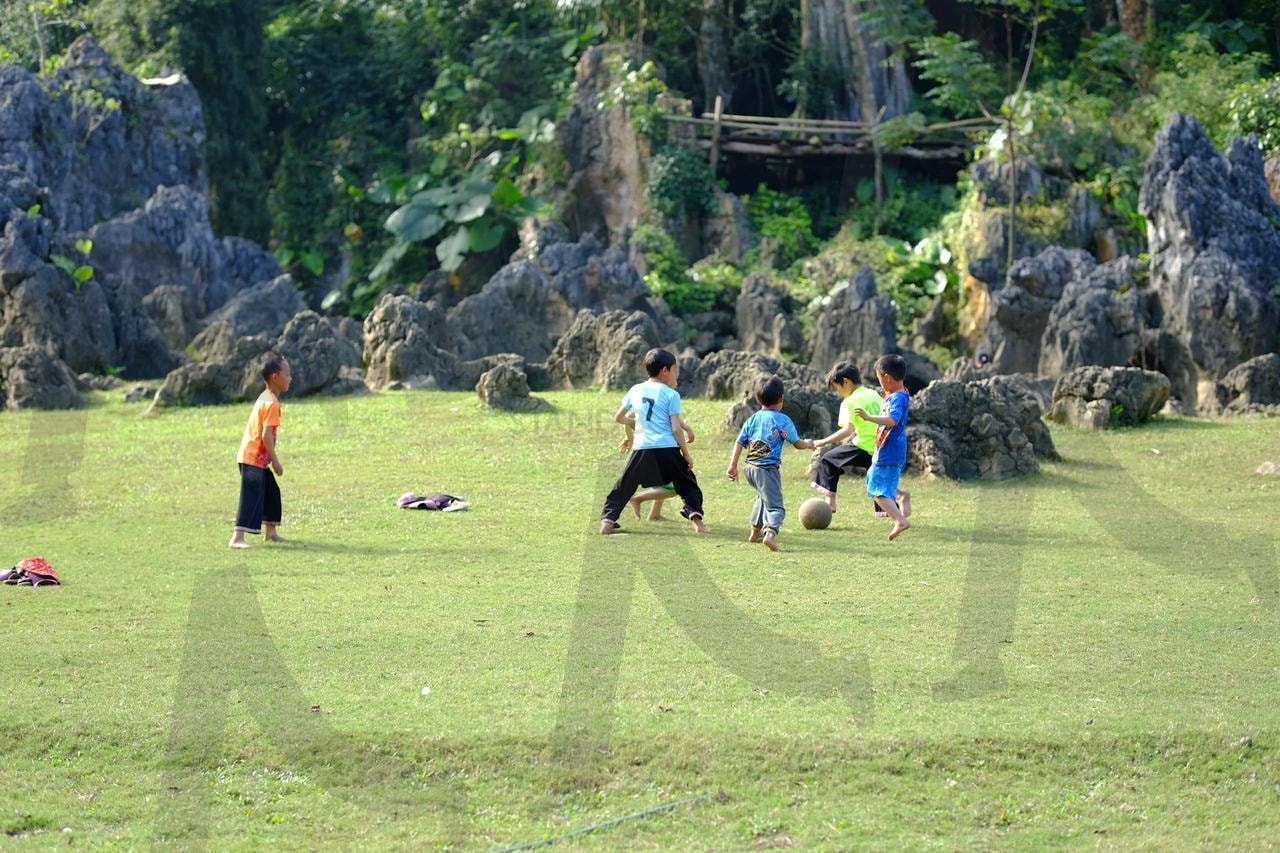 초원의 자유로움과 아이들의 웃음 | 자연, 초원, 아이들, 평온한 풍경, 초원의 아이들, 평화로운 순간 | 스탠바이 STANDBUY 디지털 콘텐츠