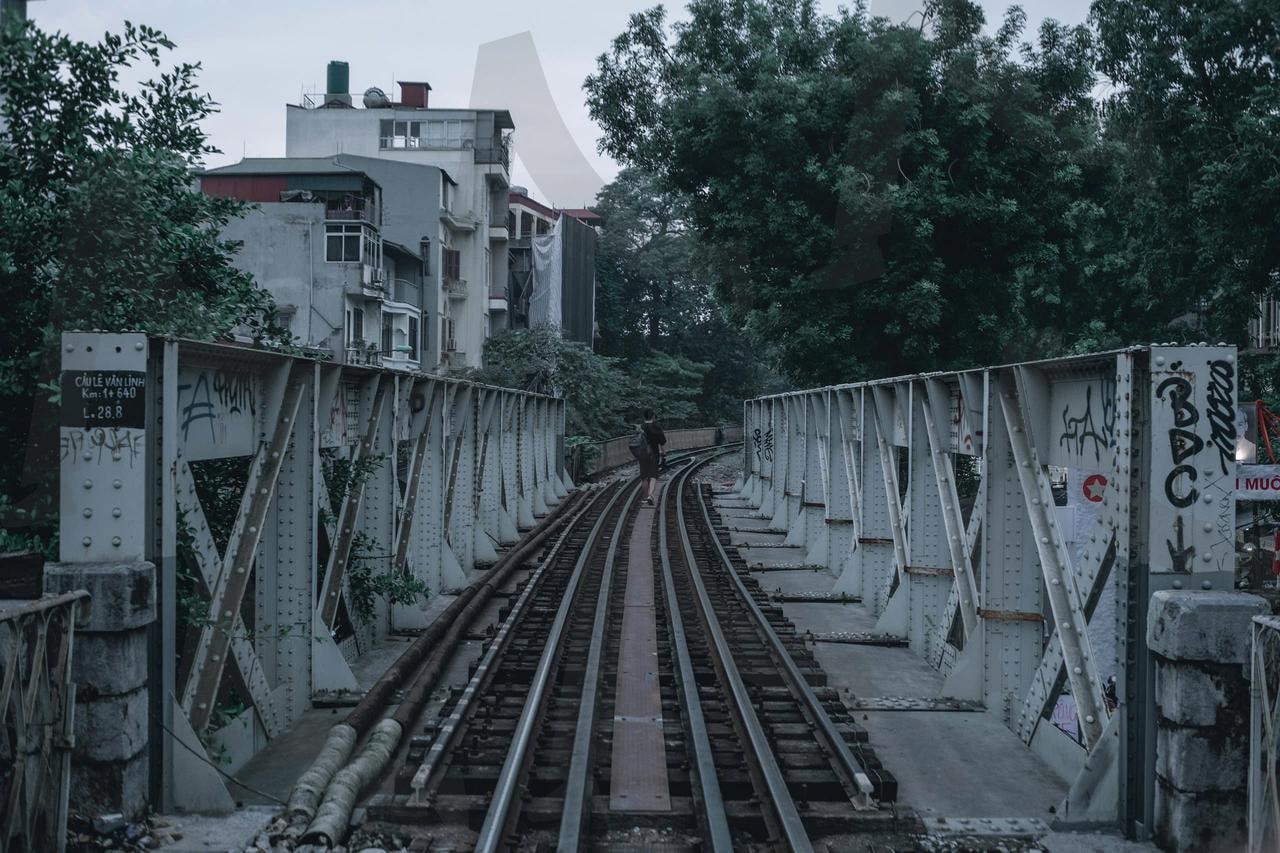 고요한 철길 위의 감성 산책_베트남 | 철길, 감성사진, 자연산책, 옛레일, 산책코스, 감성풍경 | 스탠바이 STANDBUY 디지털 콘텐츠