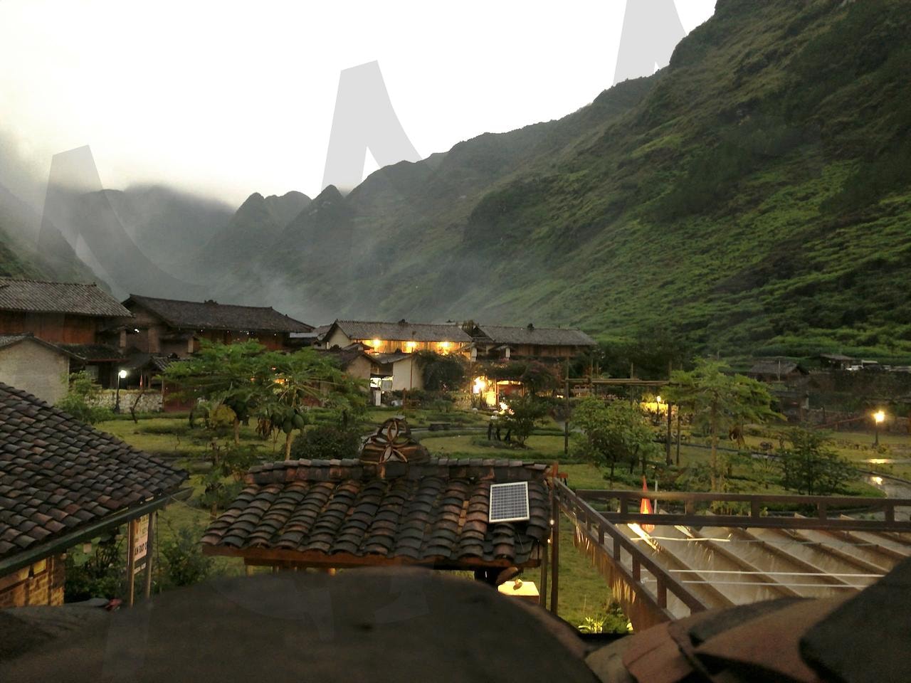 베트남_구름 속 신비로운 산속 마을의 아침 풍경 | 감성풍경, 산속마으ㄹ, 여행사진, 힐링자연, 구름풍경, 자연사진, 감성배경 | 스탠바이 STANDBUY 디지털 콘텐츠