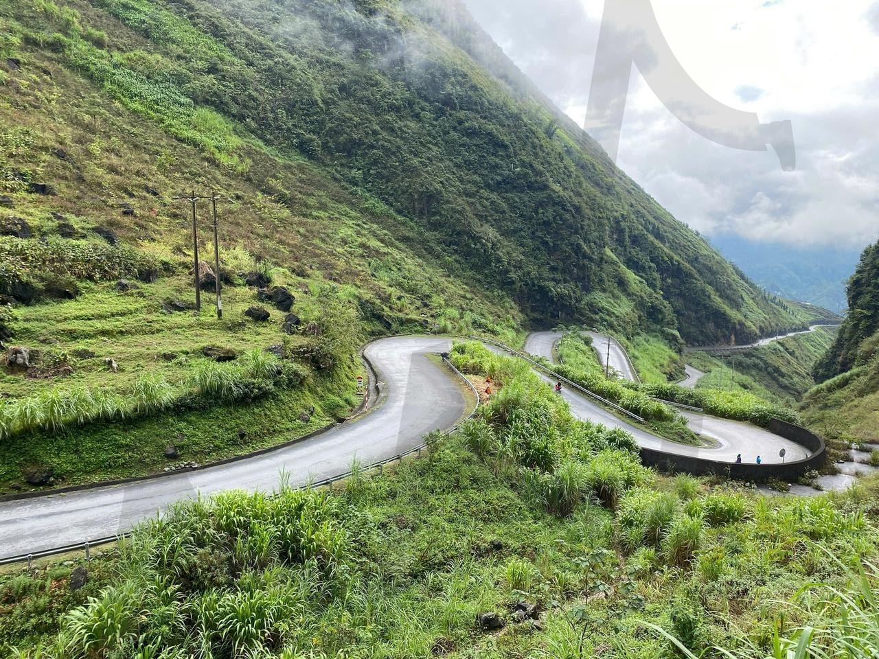 베트남_산과 구름이 이어지는 여행길, 초록 계곡 도로 | 자연풍경, 산길, 여행, 힐링, 초록색, 구름, 감성사진 | 스탠바이 STANDBUY 디지털 콘텐츠