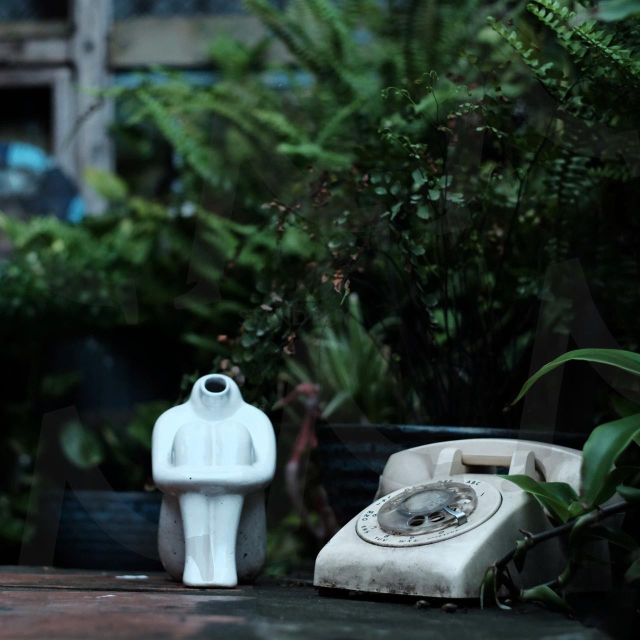 고요한 정원의 오후 | 정원, 감성사진, 조용한풍경, 힐링, 자연, 빈티지무드, 스톤오브제, 화분, 식물, 야외촬영 | 스탠바이 STANDBUY 디지털 콘텐츠