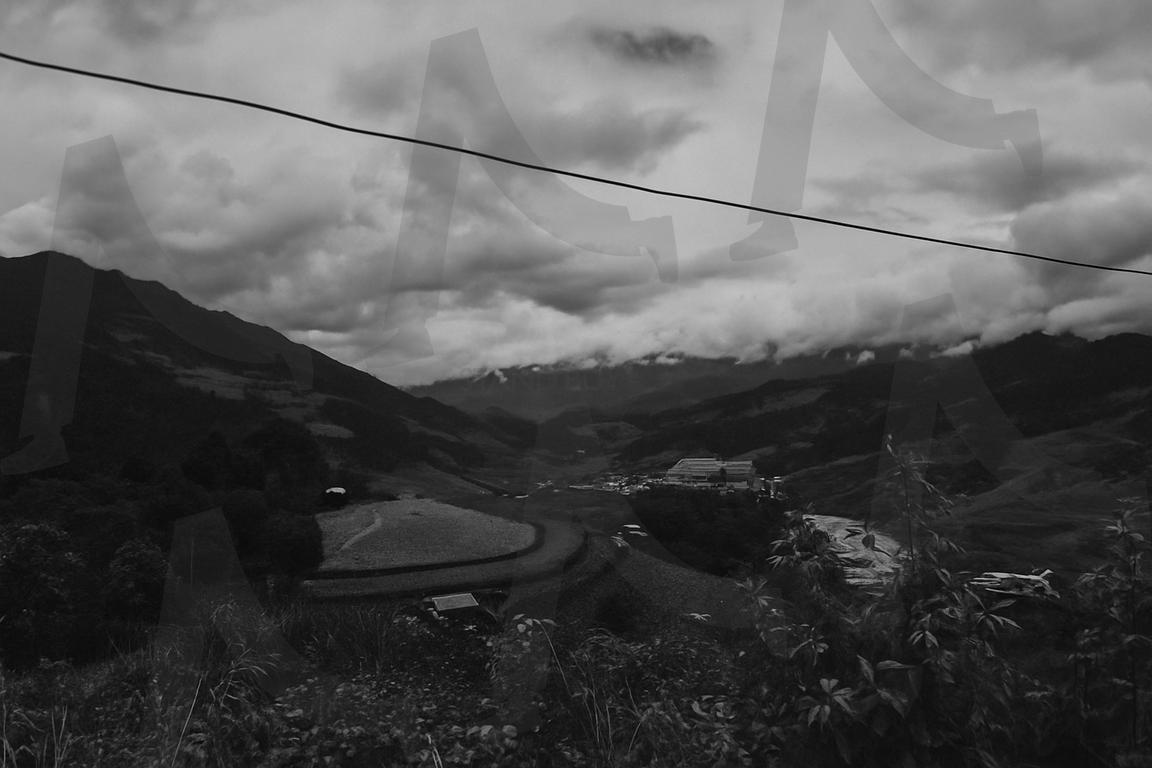 안개 낀 산과 협곡 – 흑백 파인아트 랜드스케이프 | 흑백 풍경, ai, 파인아트 프린트, 인테리어 액자, 여행사진, 협곡, 산맥 | 스탠바이 STANDBUY 디지털 콘텐츠