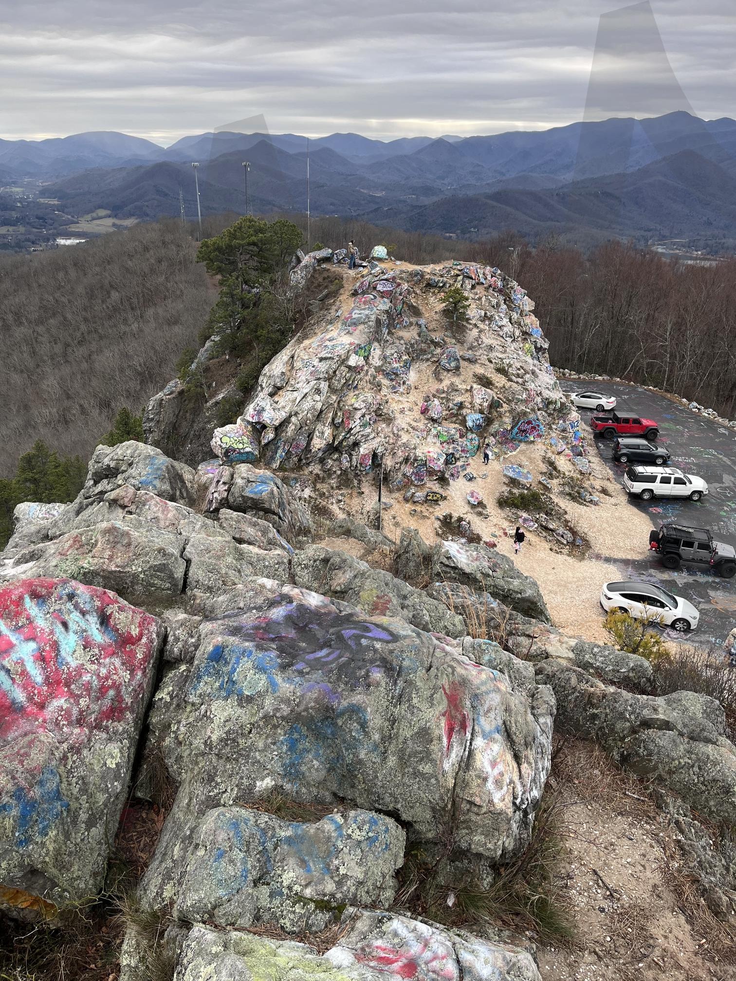 산 능선과 암석 전망대의 드라마틱 풍경 | mountain, cliff, rock viewpoint, landscape, hiking | 스탠바이 STANDBUY 디지털 콘텐츠