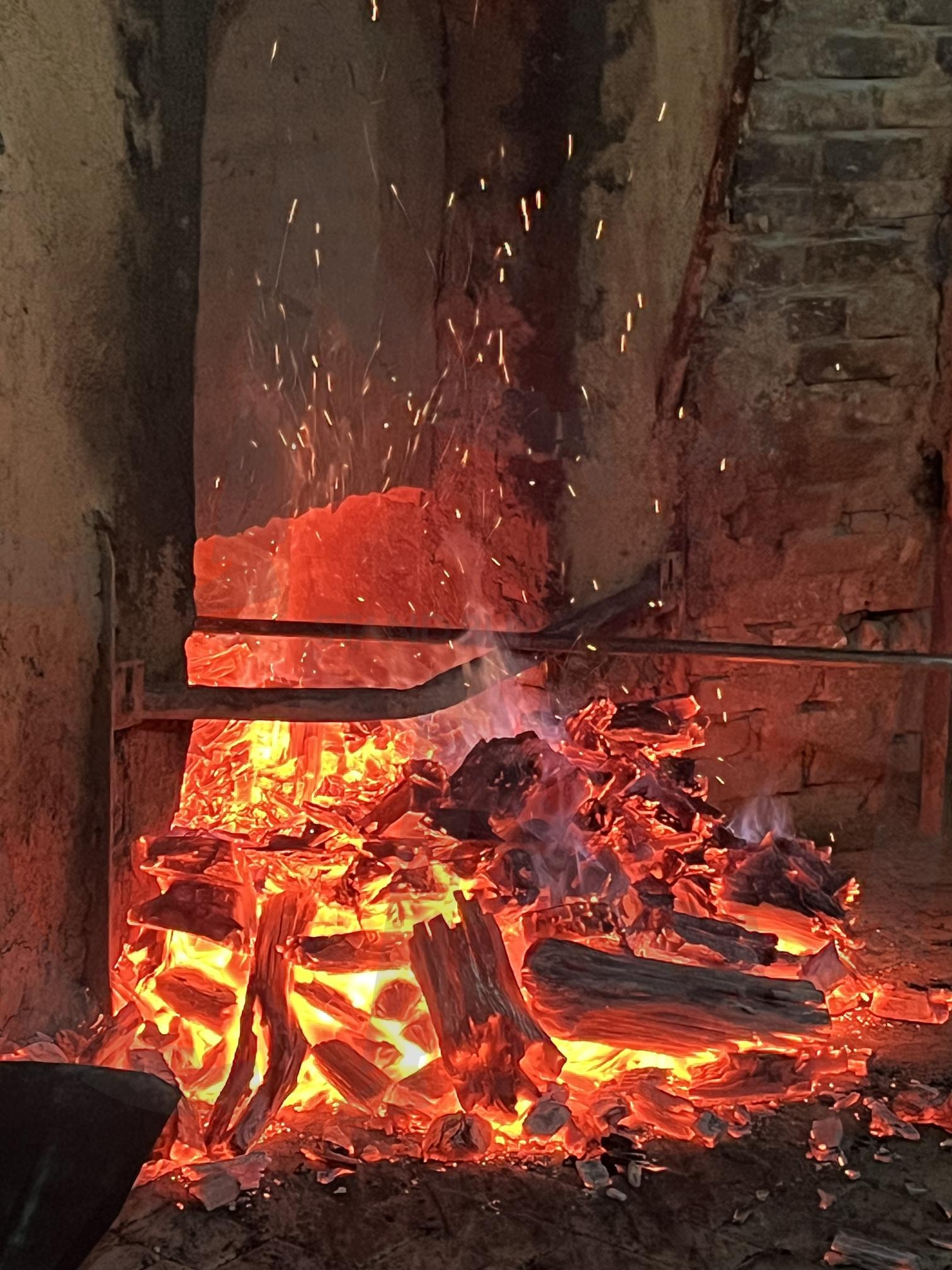 붉게 타오르는 불 | 불, 숯불, 불꽃, 용광로, 숯가마, 화산, 불멍, 뜨거운, 훨훨, 타오르는, 더운, 빨간, 붉은, 빨간색, red, 강렬한, 열정적인 | 스탠바이 STANDBUY 디지털 콘텐츠