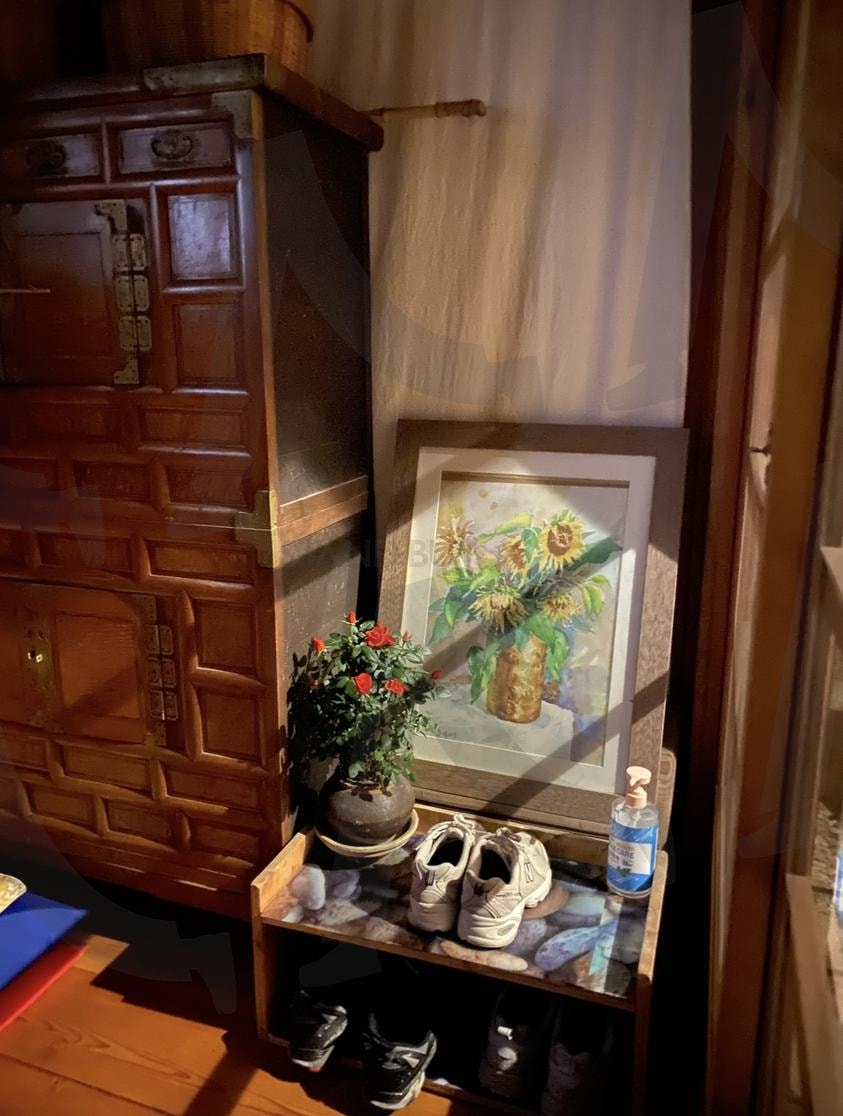 빈티지한 가구와 화분 | 빈티지, 가구, 고가구, 빛바랜, 감성, 감성사진, 서정적, 정서적, 시골집, 리틀포레스트, 한적한, 여유로운, 평화로운, 한가로운 | 스탠바이 STANDBUY 디지털 콘텐츠