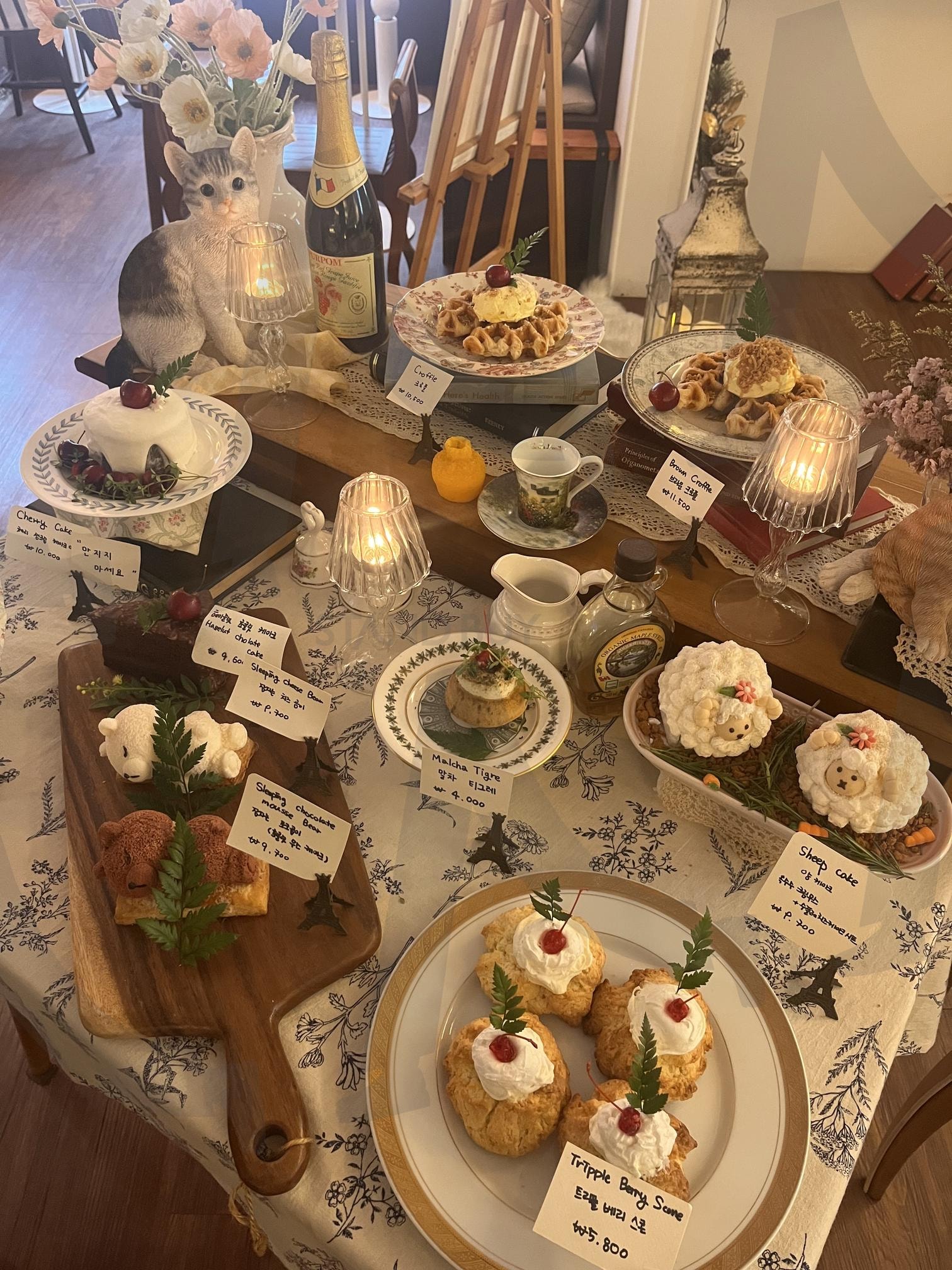 연남동 카페 케이크와 앤티크한 분위기 | 아기자기, 케이크, 연남동, 홍대, 마포, 케잌, 인스타, 감성사진, 감성, 빈티지, 앤티크, antique, 유럽, 분위기 | 스탠바이 STANDBUY 디지털 콘텐츠