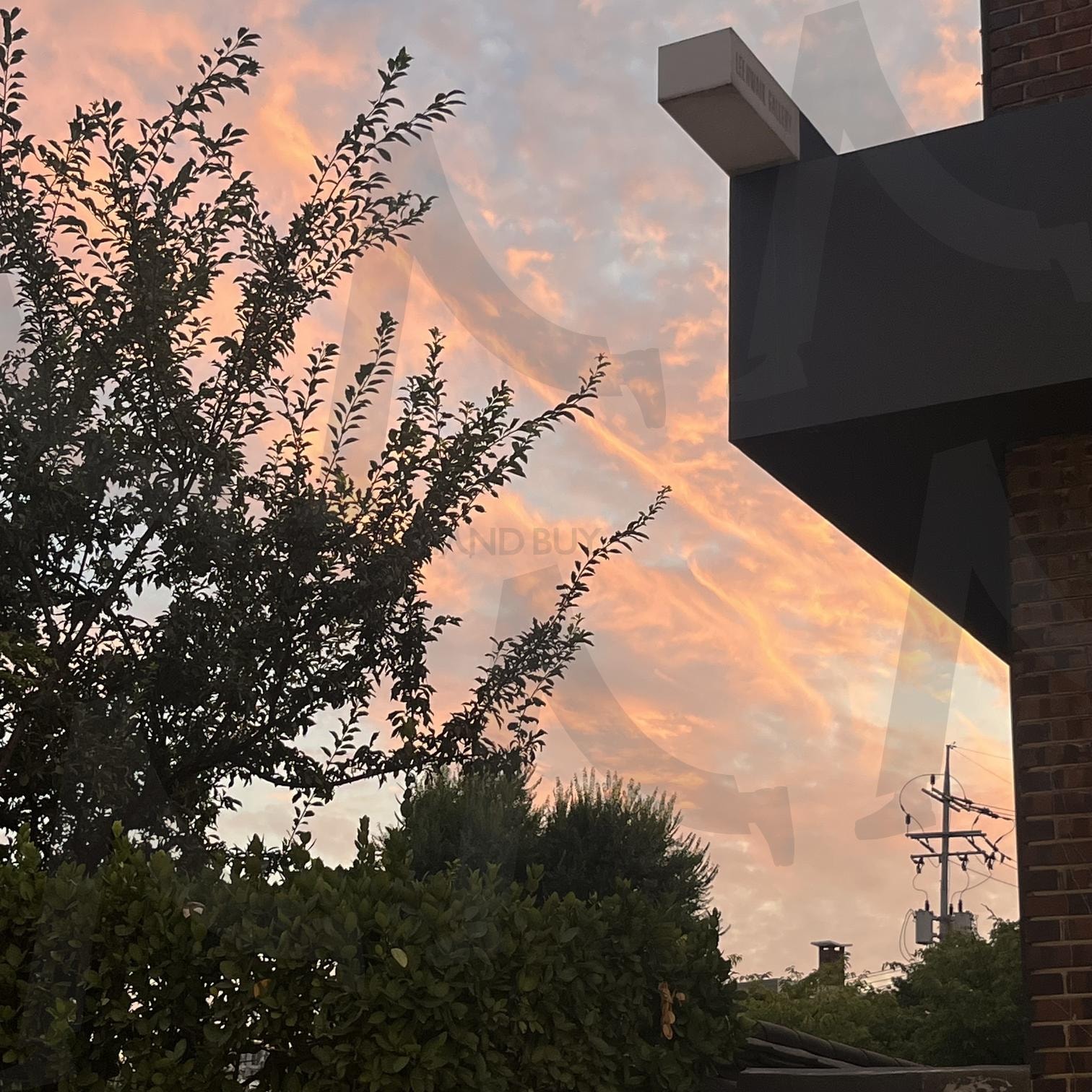 분홍 노을 물든 하늘 안국 감고당길 | 안국, 감고당길, 감성, 감성사진, 노을, 하늘, 구름, 핑크, 해질녘, 분홍 | 스탠바이 STANDBUY 디지털 콘텐츠