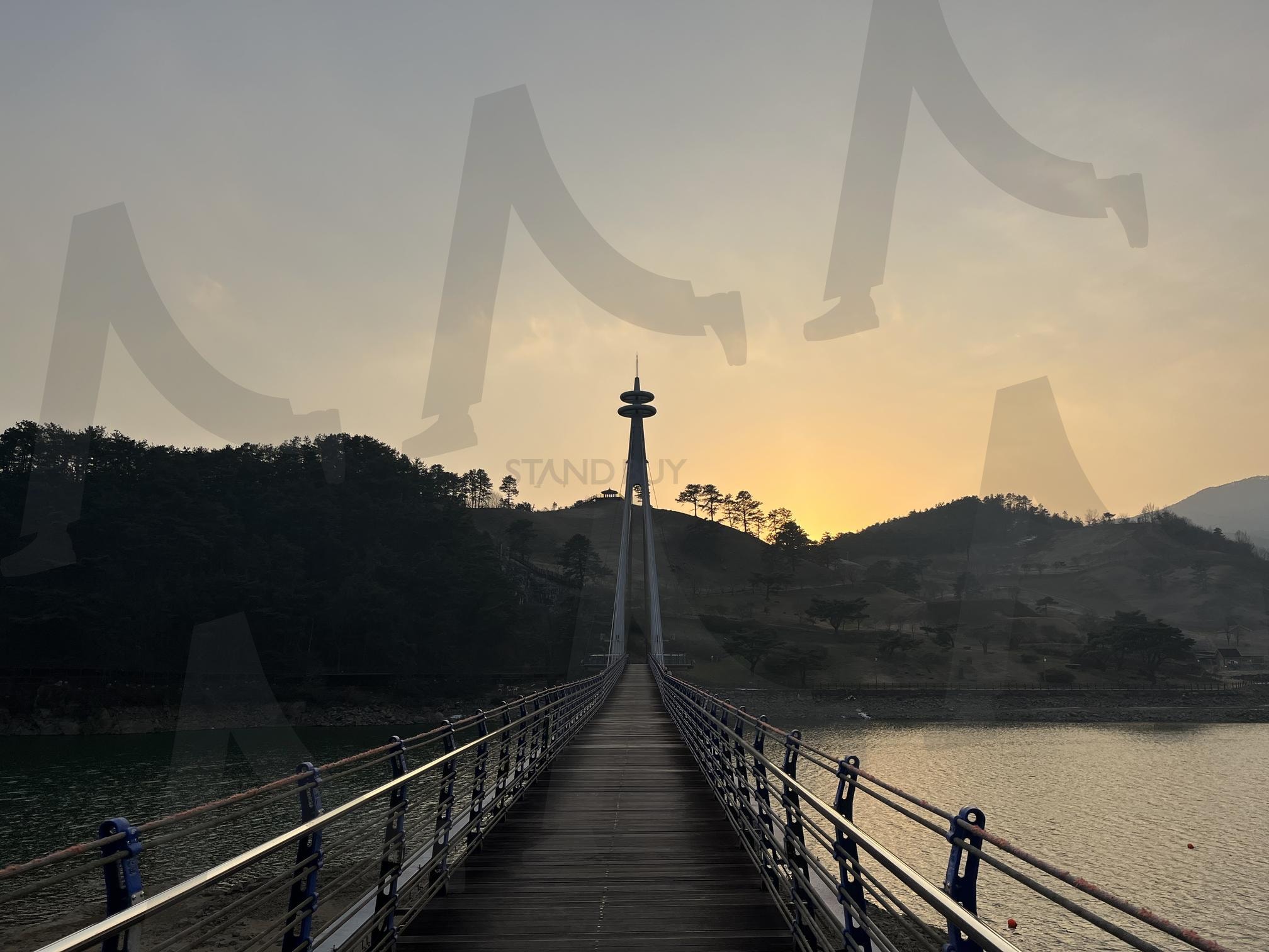 노을 진 호수 위 다리 | 구만재, 노을, 저녁, 해질녘, 감성, 감성사진, 한가로운, 여유로운, 한적한, 정서적, 다리, 대교, 하늘, 구름, 호수, 강, 산, 자연 | 스탠바이 STANDBUY 디지털 콘텐츠