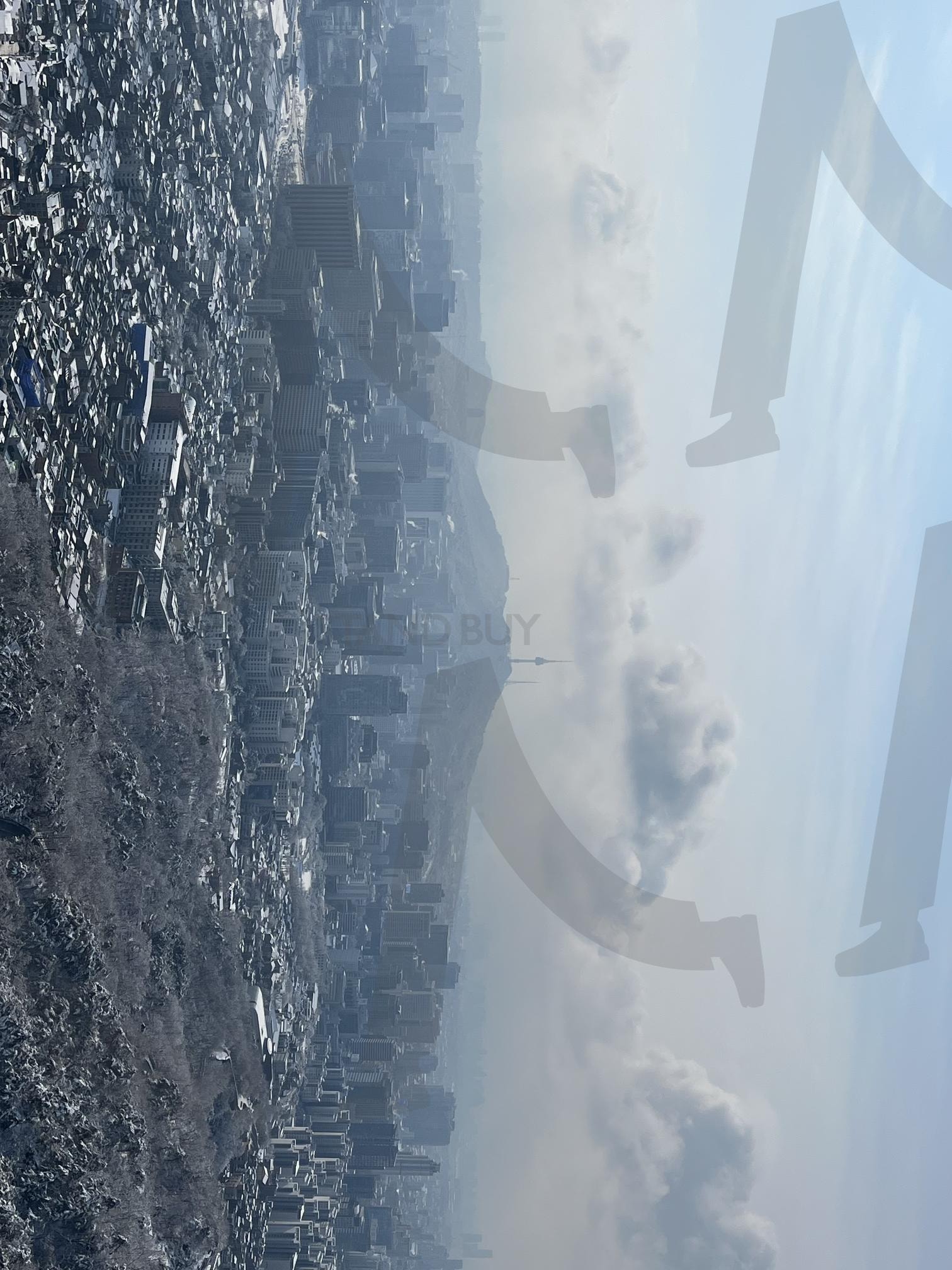 겨울 눈 내린 서울과 남산타워 | 눈, 겨울, 추운, 맑은, 하늘, 구름, 일상, 등산, 정상, 남산타워, 서울, 도심, 높은, 눈꽃, 여행, 인증, 청명한, 차가운, 도시, 넓은, 수평선 | 스탠바이 STANDBUY 디지털 콘텐츠