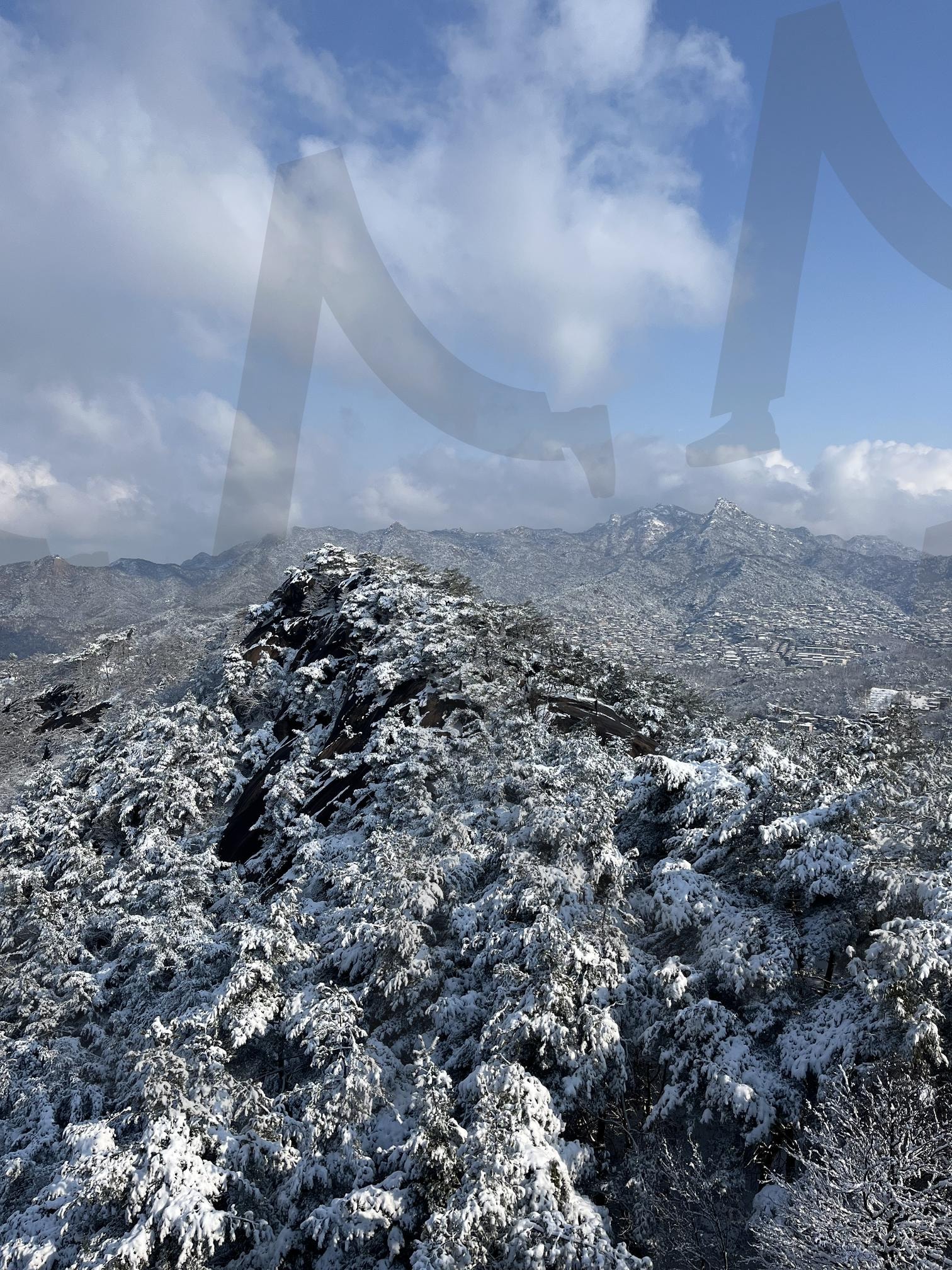 눈 쌓인 인왕산 정상 | 눈, 겨울, 산타, 크리스마스, 정상, 등산, 인왕산, 부암동, 나무, 눈쌓인산, 산, 차가운, 시원한, 자연, 평화로운, 하늘, 맑은 | 스탠바이 STANDBUY 디지털 콘텐츠