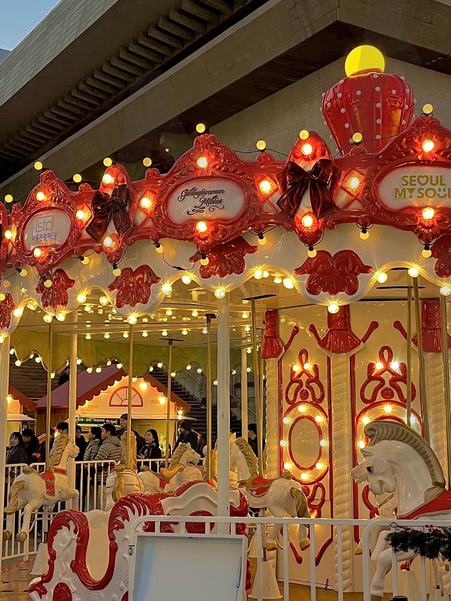 2025 광화문 광장 회전목마 | 광화문, 연말, 화려한, 장난감, 키덜트, 놀이공원, 회전목마, 감성, 감성사진, 크리스마스, 겨울, 광화문광장, 광장, 유럽, 유럽감성, 따뜻한, 레드, 빨강, 빨간색, 레드포인트, 빛바랜 | 스탠바이 STANDBUY 디지털 콘텐츠