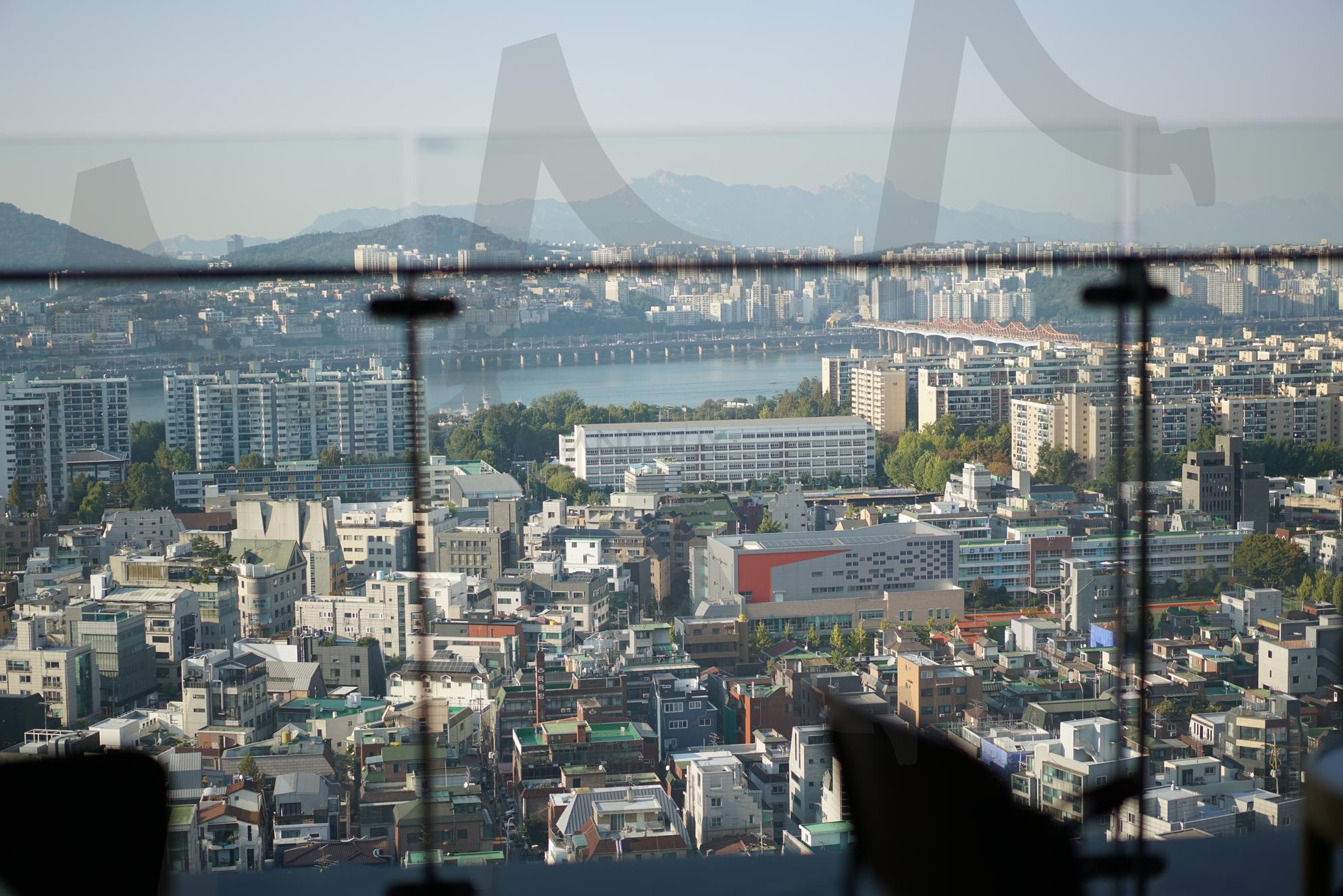 Seoul city skyline with Han River view on a clear day | seoul, korea, city, skyline, urban, han river, travel, cityscape, landscape, Asia, viewpoint, lifestyle, 서울, 한강, 도시뷰, 도시전망, 한국여행 | 스탠바이 STANDBUY 디지털 콘텐츠