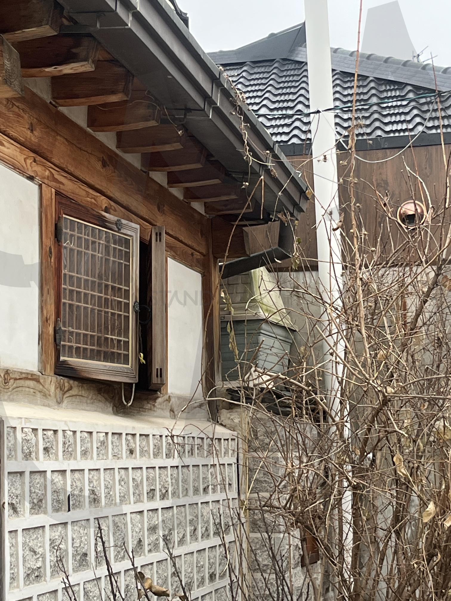 누하동 한옥 감성사진 | 누하동, 한옥, 감성, 감성사진, 빛바랜, 옛스러운, 정겨운, 골목, 창문, 일상, 인스타, 블로그, 인증, 산책, 빈티지, 고택, 한옥마을, 서촌, 북촌 | 스탠바이 STANDBUY 디지털 콘텐츠