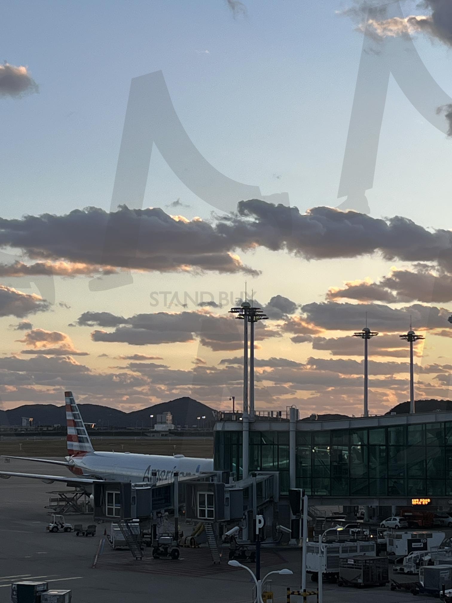 인천공항 비행기와 하늘, 노을진 구름 | 노을, 감성, 감성사진, 인천, 인천공항, 비행기, 여행, 구름, 해질녘, 저녁, 하늘, 한가로운, 자유로운, 한적한, 일상, 인증, 인스타, 블로그 | 스탠바이 STANDBUY 디지털 콘텐츠