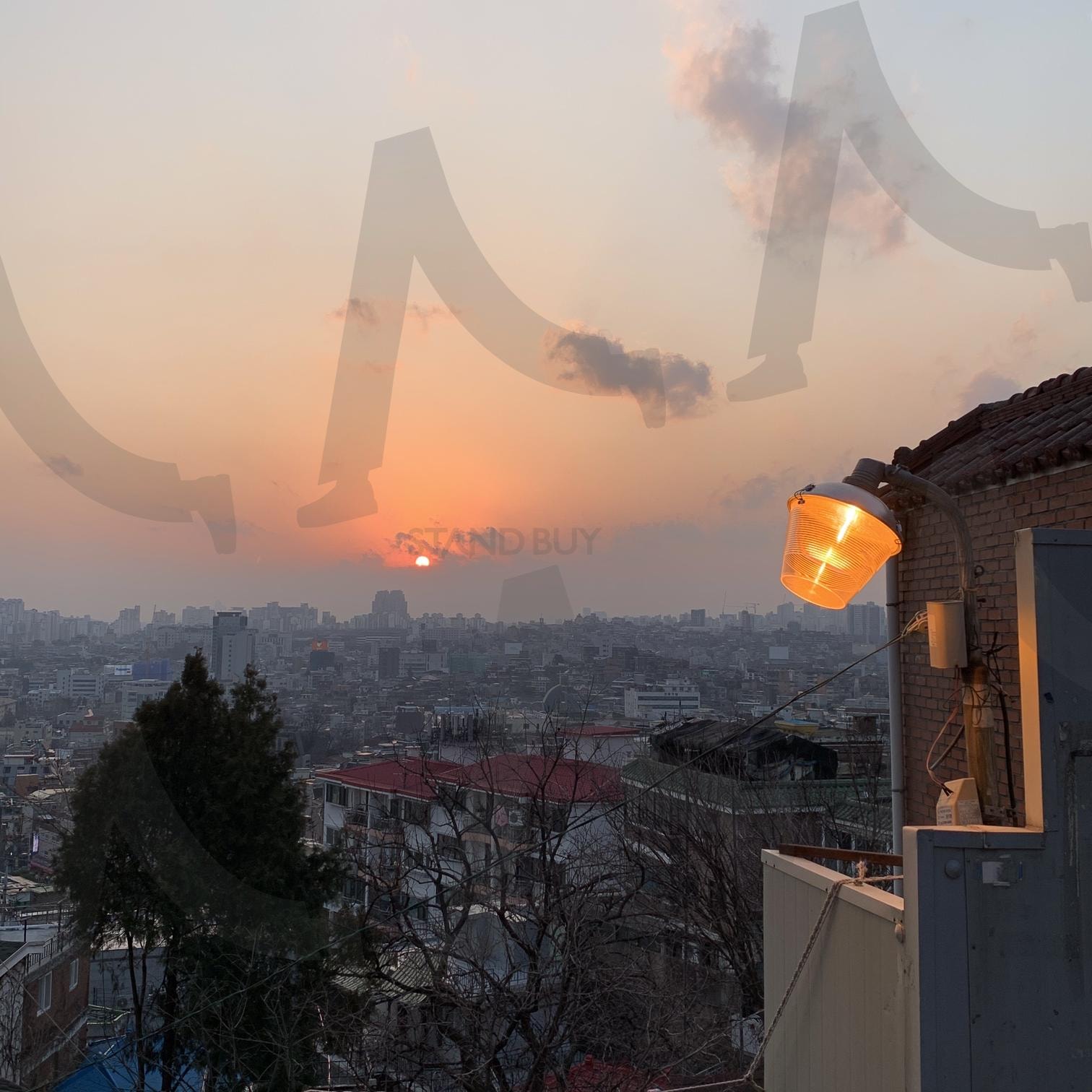 해방촌 가로등 아래 골목 풍경 | 가로등, 따스한, 저녁, 해질녘, 노을, 하늘, 구름, 감성, 감성사진, 따뜻한, 한가로운, 정서적, 일상, 산책, 인스타, 인증, 블로그, 주황, 노랑, 조명, 주황조명, 노랑조명, 가로등불, 일몰, 해, 풍경, 해방촌, 후암동, 남산 | 스탠바이 STANDBUY 디지털 콘텐츠