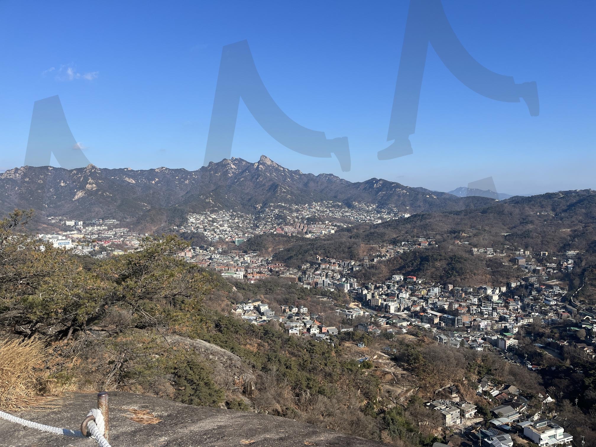 인왕산 정상에서 보이는 부암동과 북한산 | 인왕산, 기차바위, 북한산, 등산, 인증, 블로그, 인스타, 청명한, 하늘, 자연, 겨울, 겨울등산, 푸른, 부암동, 전경 | 스탠바이 STANDBUY 디지털 콘텐츠