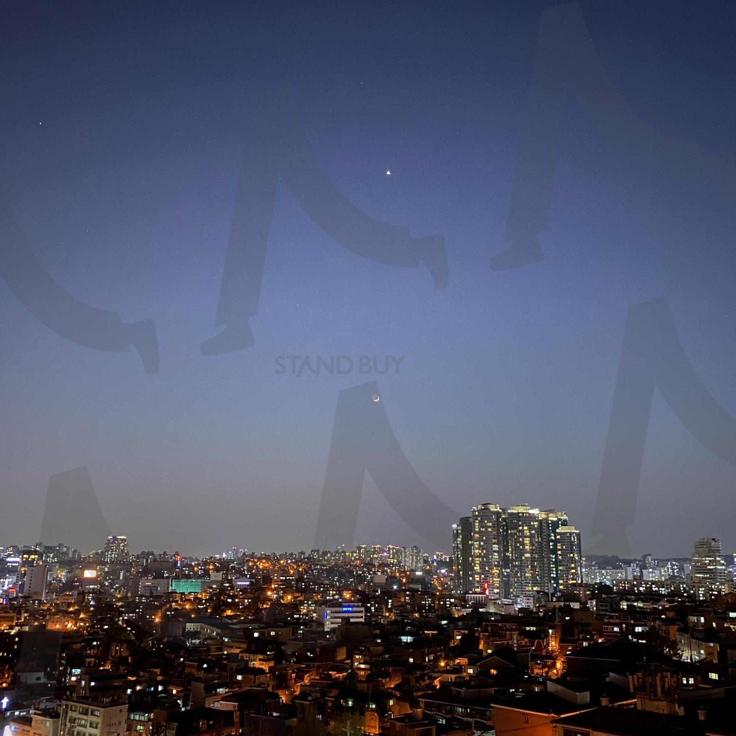 이태원 해방촌 루프탑 카페에서 본 야경 | 야경, 이태원, 해방촌, 하늘, 밤, 달, 초승달, 빛, 은은한, 푸른, 깊은, 감성, 감성사진, 일상, 인스타, 블로그, 인증, 산책, 루프탑, 옥상 | 스탠바이 STANDBUY 디지털 콘텐츠