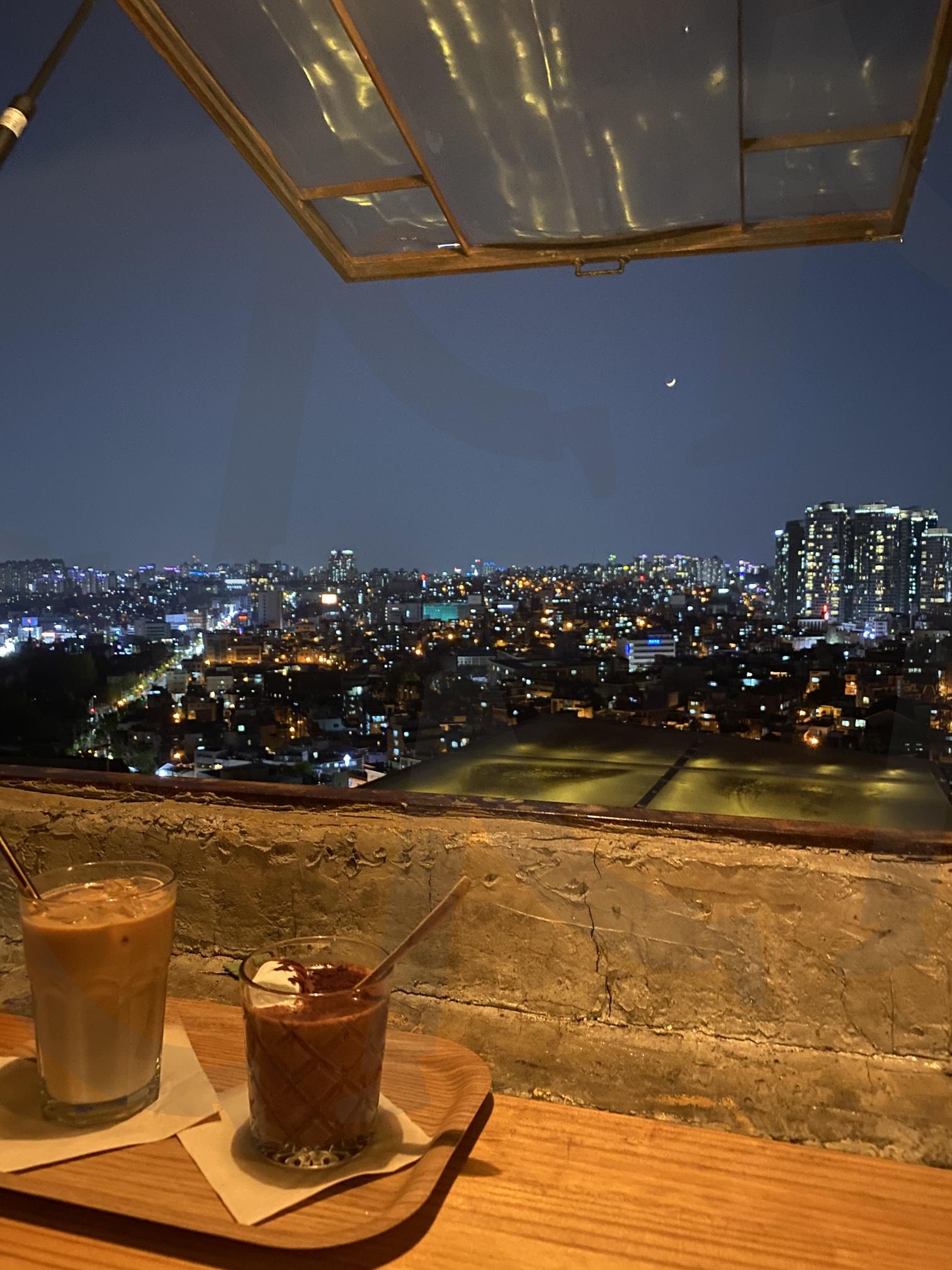 이태원 해방촌 루프탑카페 | 루프탑, 이태원, 해방촌, 카페, 일상, 인스타, 사진, 인증, 감성, 카페감성, 야경, 밤, 저녁, 달, 용산, 남산, 블로그, 핫초코, 라떼, 음료, 두명, 두사람, 데이트 | 스탠바이 STANDBUY 디지털 콘텐츠