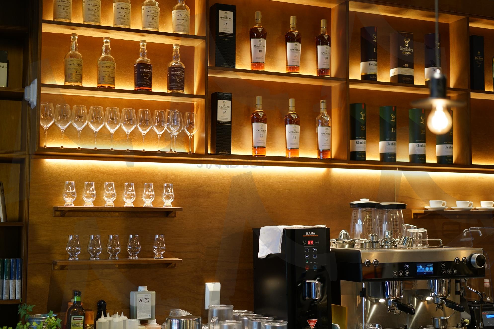 Whisky Bar & Cafe Interior — Warm Cozy Lighting Scene | whiskey, BAR, Cafe, warm lighting, high resolution, design resource | 스탠바이 STANDBUY 디지털 콘텐츠
