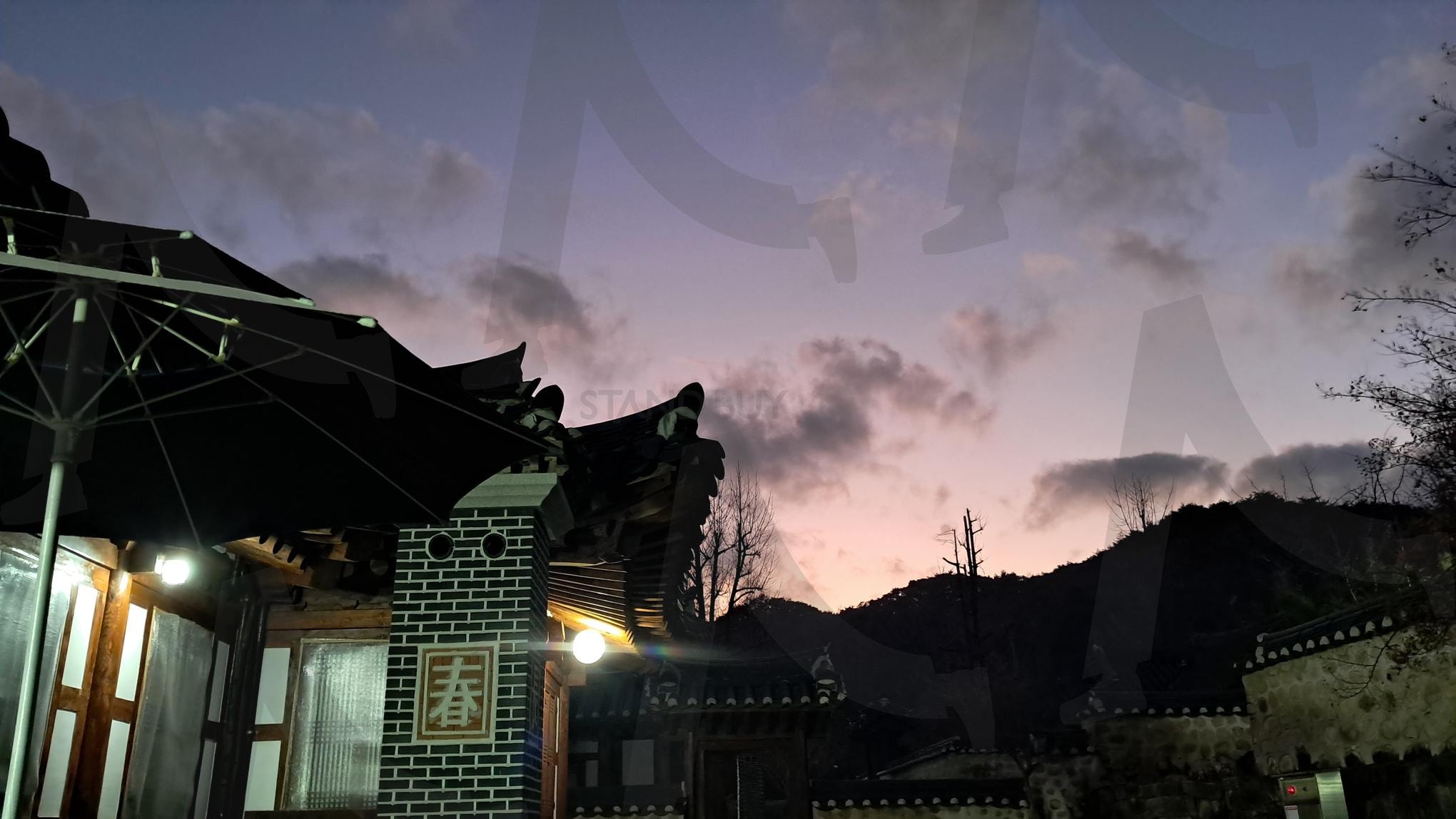 한옥 마을의 감성적인 저녁 하늘과 야경 | 한옥야경, 감성하늘, 저녁노을, 한옥마을, 감성풍경, 야경사진 | 스탠바이 STANDBUY 디지털 콘텐츠