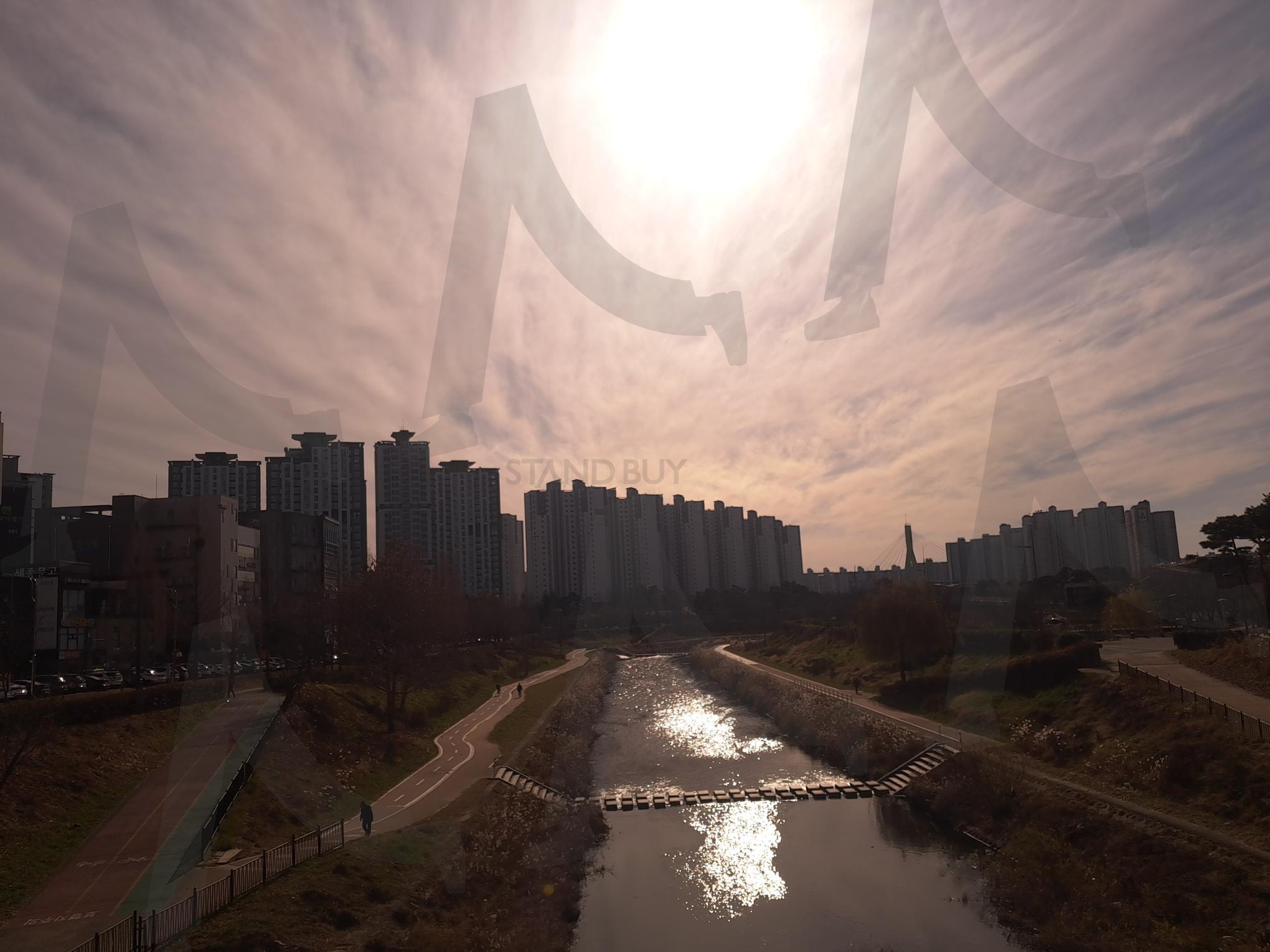 도시 위로 번지는 노을과 물빛 반사 | 도시노을, 감성사진, 석양, 아파트단지, 강물반사, 도시풍경 | 스탠바이 STANDBUY 디지털 콘텐츠