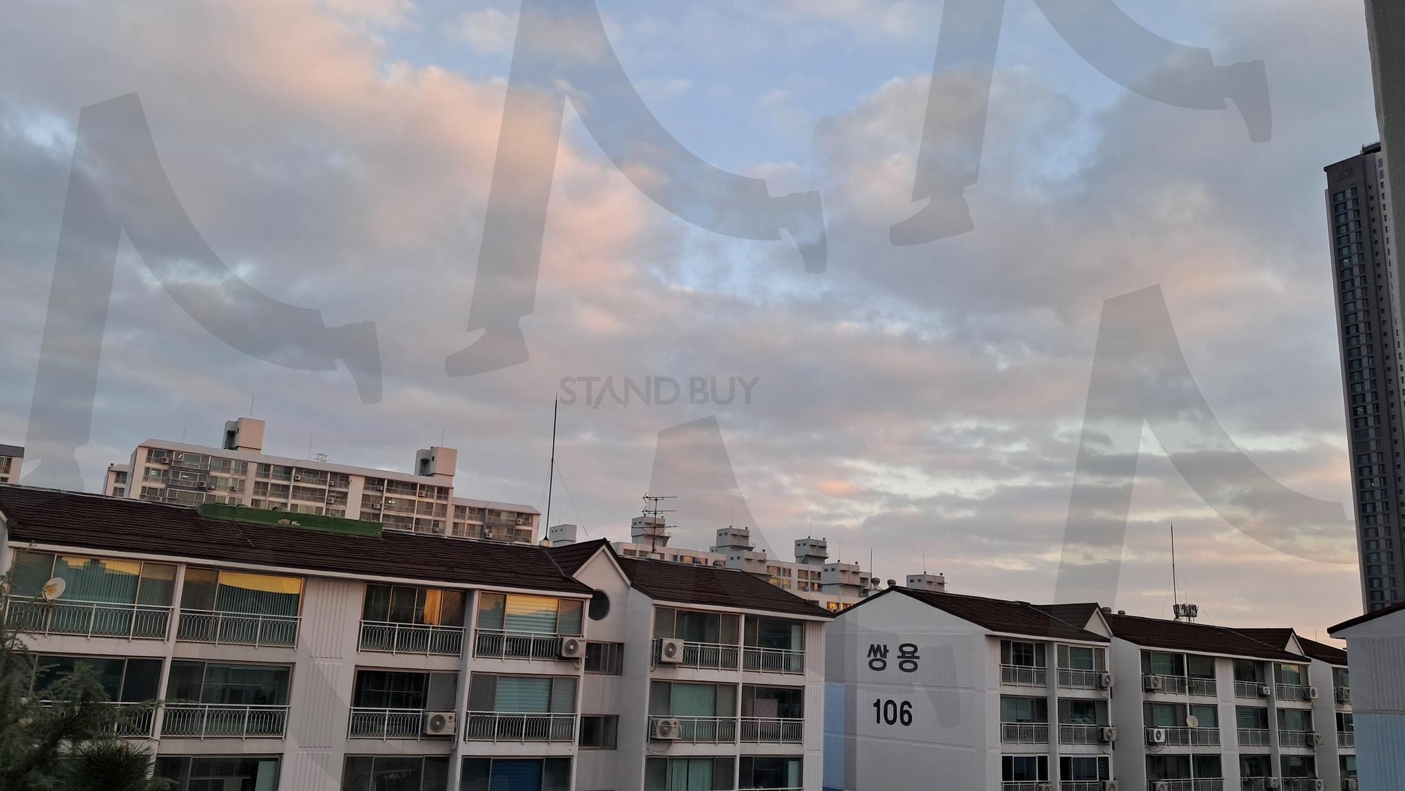 주택가 위로 펼쳐진 감성 구름과 저녁 하늘 | 감성하늘, 주택가하늘, 구름사진, 일상풍경, 감성사진, 하늘배경 | 스탠바이 STANDBUY 디지털 콘텐츠