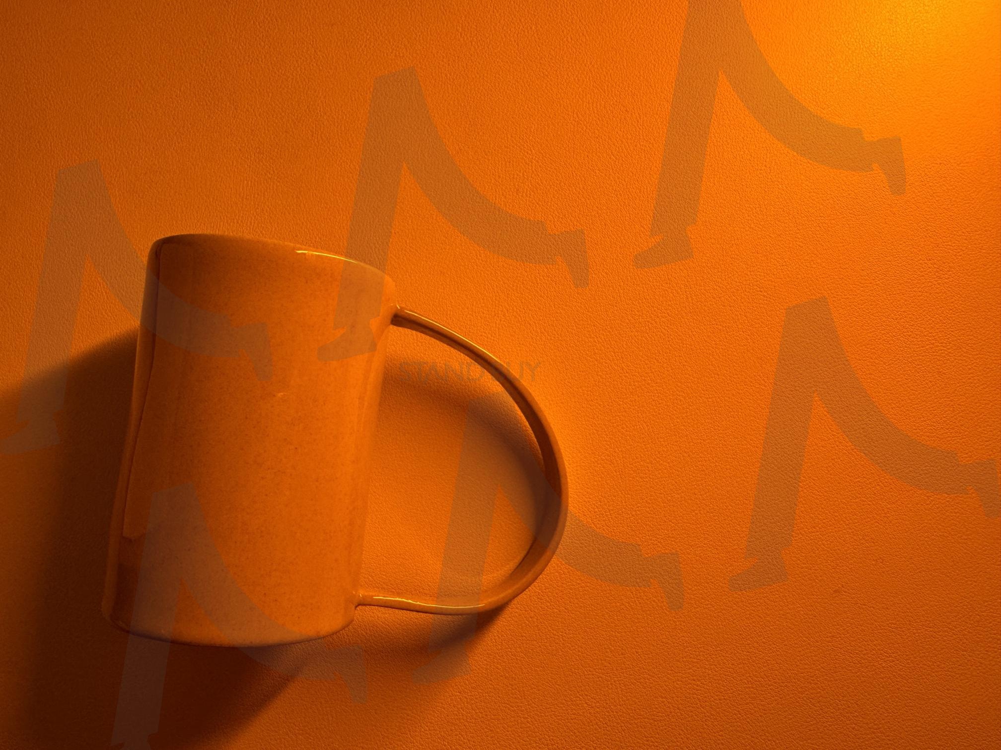 Warm Orange Minimal Mug — 감성적인 오렌지 톤의 미니멀 머그 컵 이미지 | 미니멀, 머그컵, 인테리어감성, 라이프스타일, 디자인배경, 따뜻한조명 | 스탠바이 STANDBUY 디지털 콘텐츠