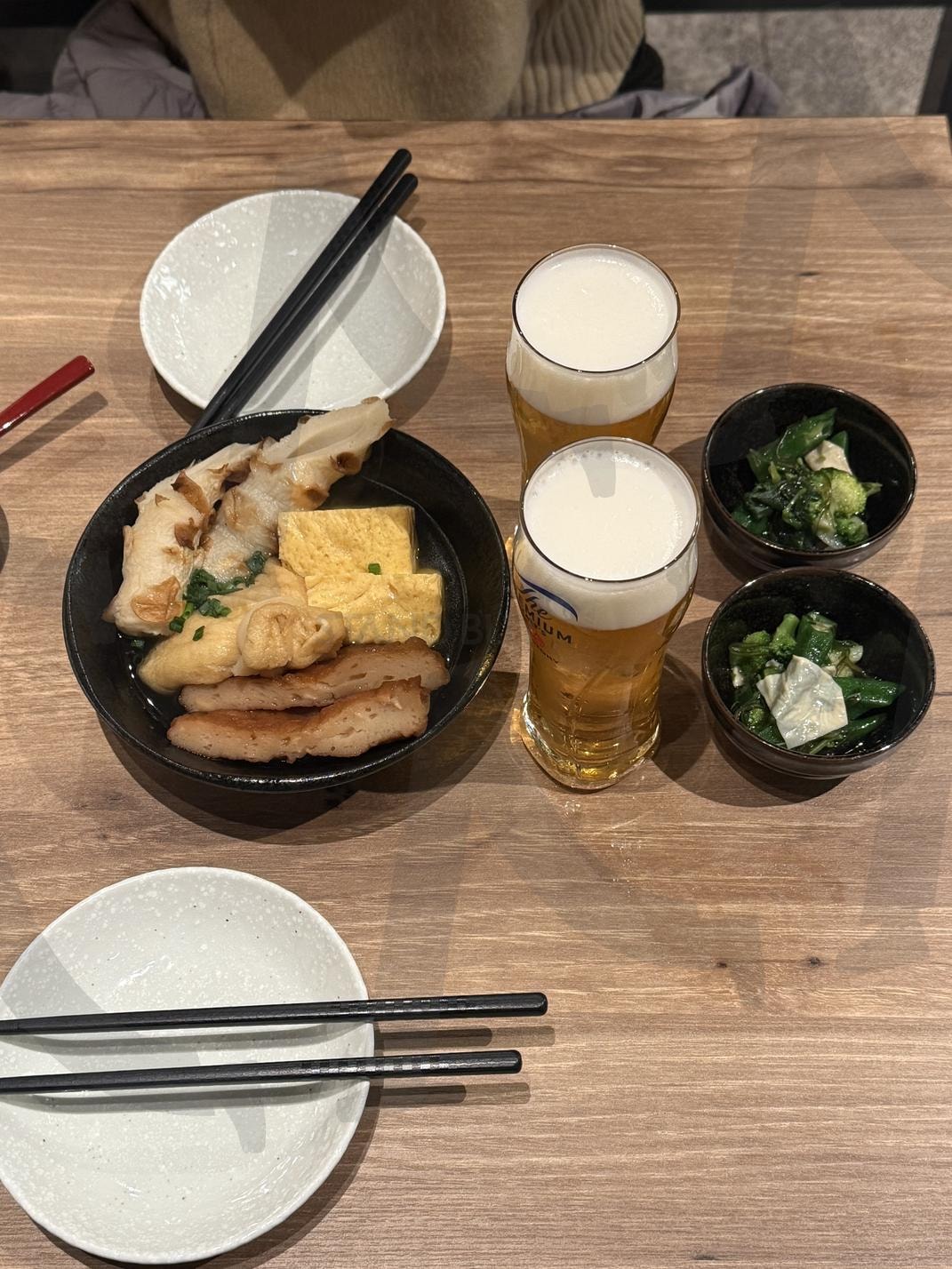 일본 이자카야 저녁 테이블 – 맥주와 오뎅, 소박한 식사 풍경 사진 | 일본이자카야, 일본로컬, 맥주, 오뎅, 일상기록, 술집, 여행사진, 일본, 로컬감성 | 스탠바이 STANDBUY 디지털 콘텐츠