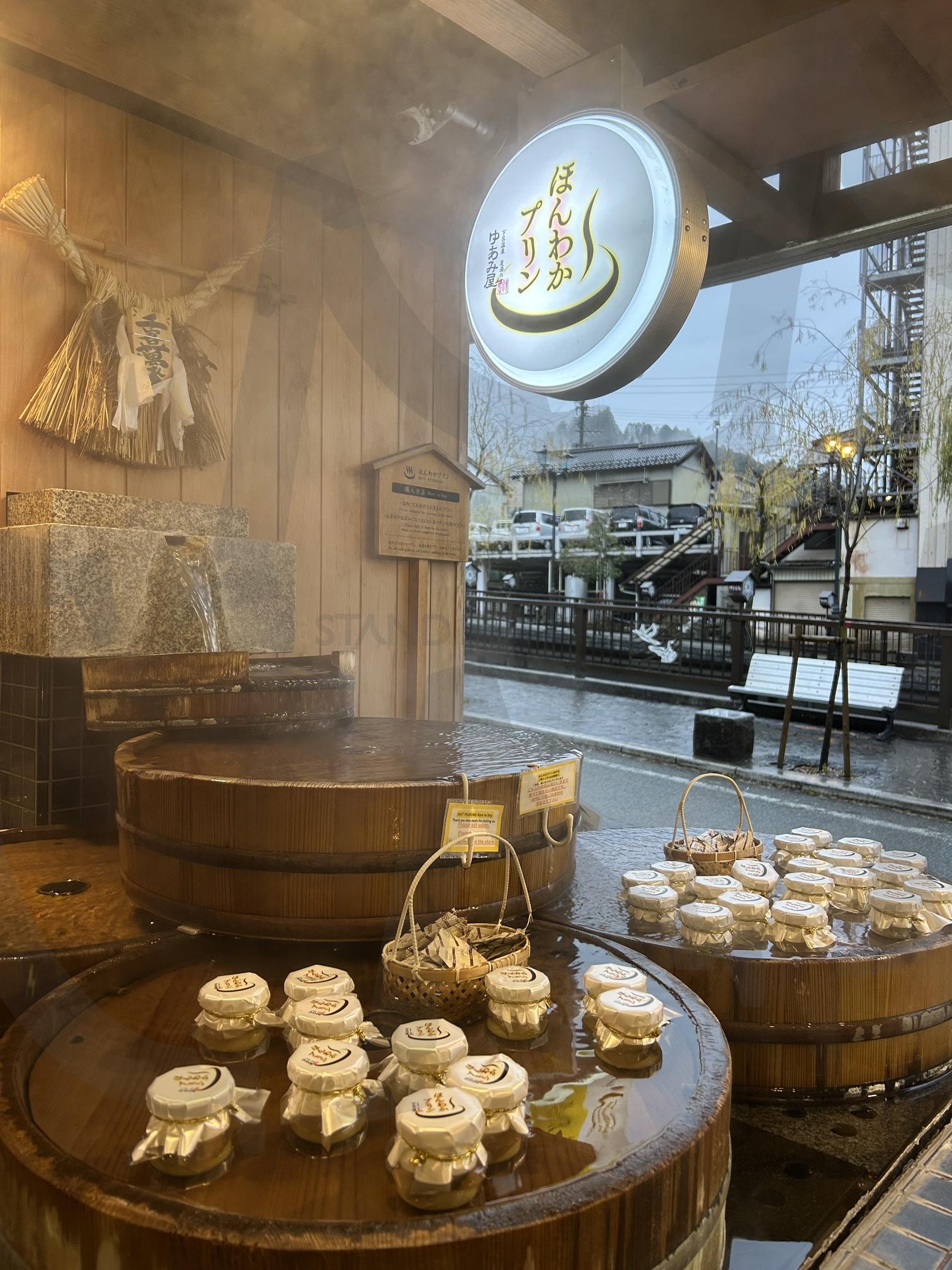 비 오는 일본 온천 마을 – 김이 피어오르는 로컬 상점 풍경 사진 | 일본온천, 온천마을, 일본여행, 로컬상점, 로컬풍경, 감성사진, 고요함, 휴식, 따뜻함, 로컬스토리 | 스탠바이 STANDBUY 디지털 콘텐츠