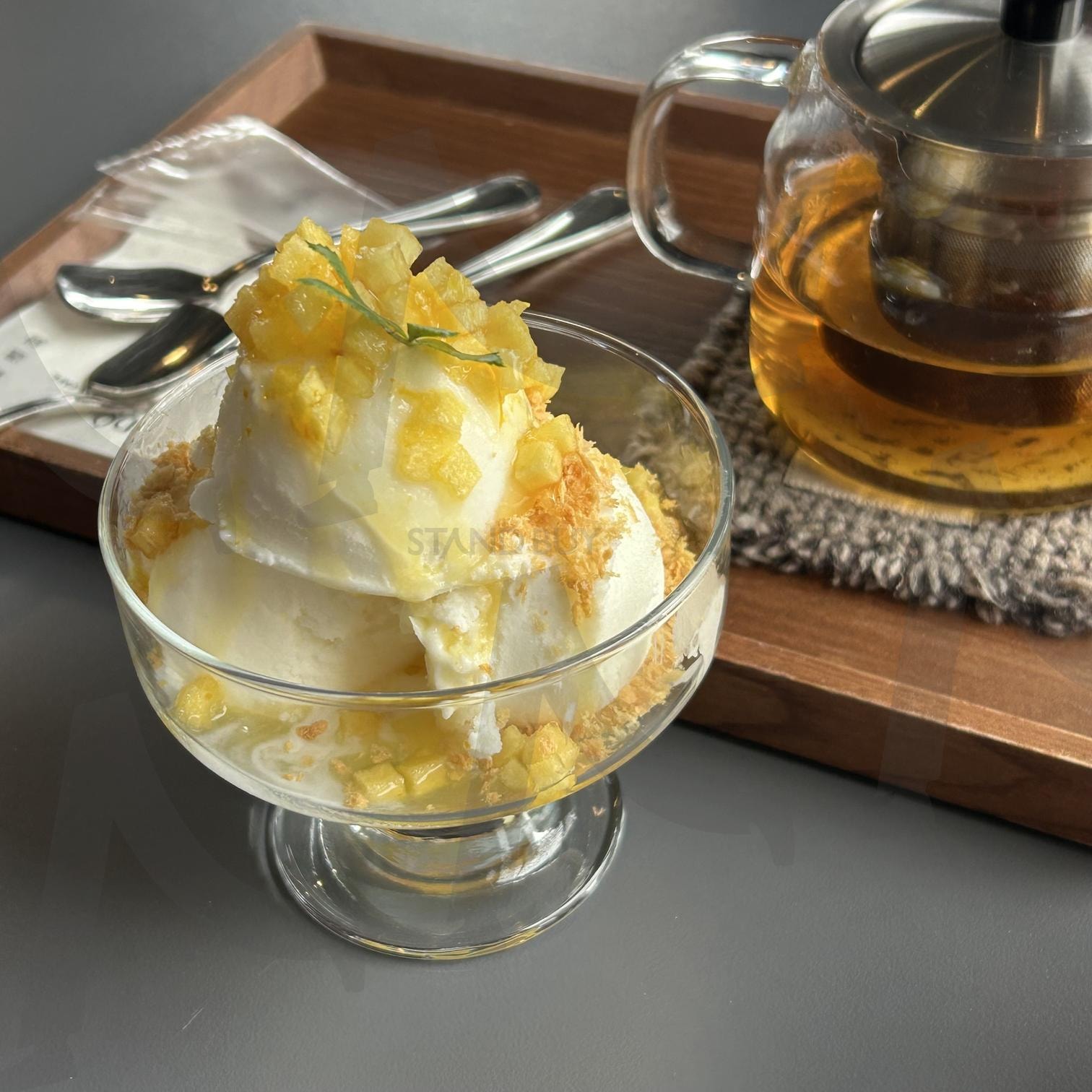 따뜻한 오후를 담은 디저트 감성 사진 | 디저트, 아이스크림, 카페감성, 티타임, 카페사진, 감성사진, 푸드포토, 홈카페, 오후감성, 미니멀, 우드테이블, 여유, 휴식, 브랜드콘텐츠 | 스탠바이 STANDBUY 디지털 콘텐츠