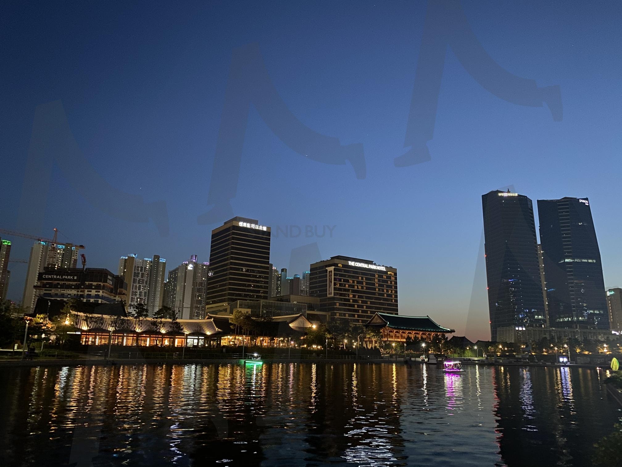 송도 센트럴파크 야경 | 송도, 송도센트럴파크, 야경, 도시, 호수, 한옥, 한옥카페, 공원, 일상, 산책, 인스타, 블로그, 인증, 데이트, 송도경원재, 경원재, 경원재바이워커힐 | 스탠바이 STANDBUY 디지털 콘텐츠