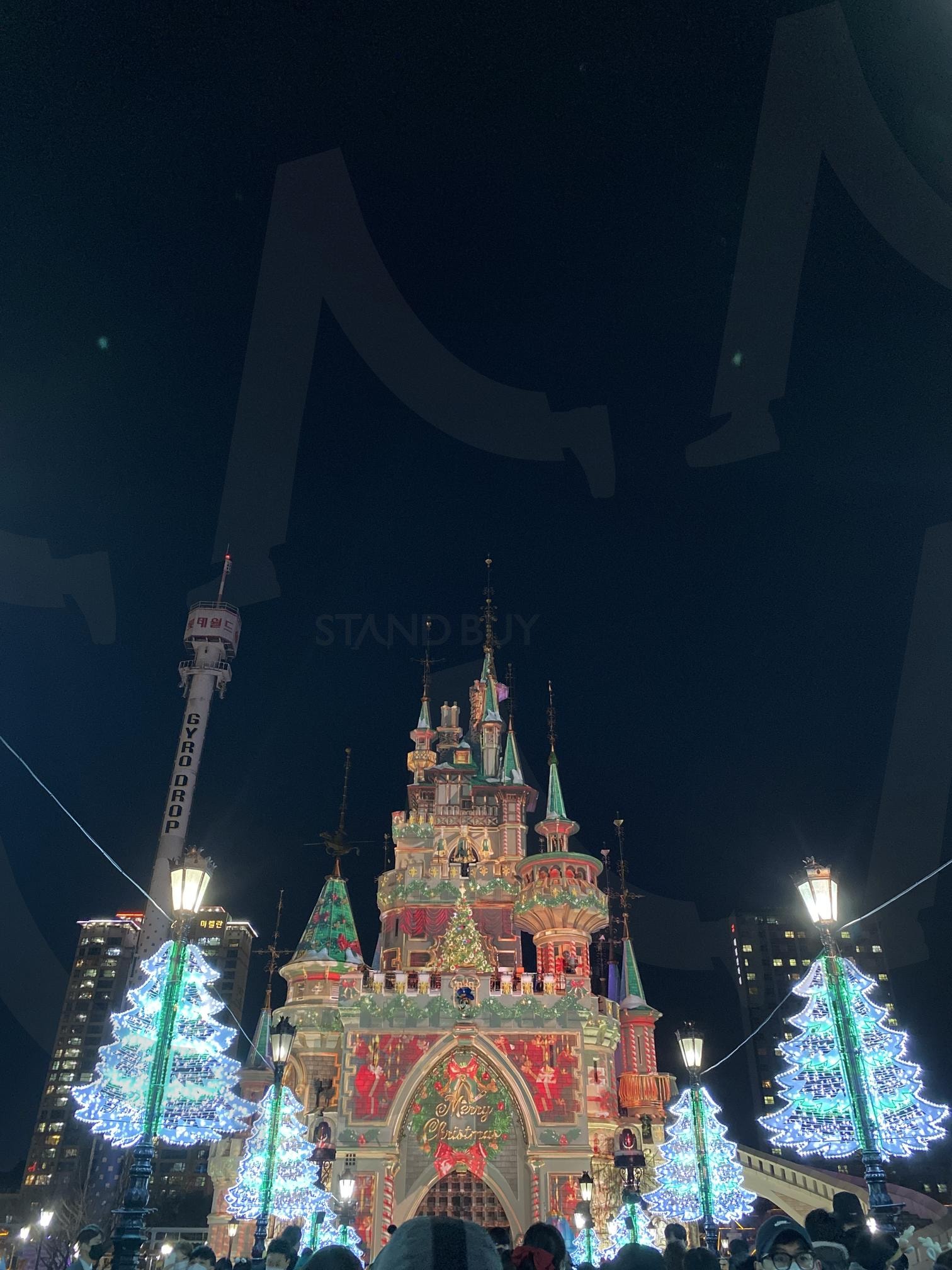 롯데월드 매직캐슬 크리스마스 야경 | 야경, 롯데월드, 매직캐슬, 크리스마스, 겨울, 조명, 연말, 새해, 디즈니, 놀이공원, 여행, 데이트, 인증, 일상, 인스타, 블로그, 화려한, 비비드, 알록달록, 빛나는, 밤, 저녁 | 스탠바이 STANDBUY 디지털 콘텐츠