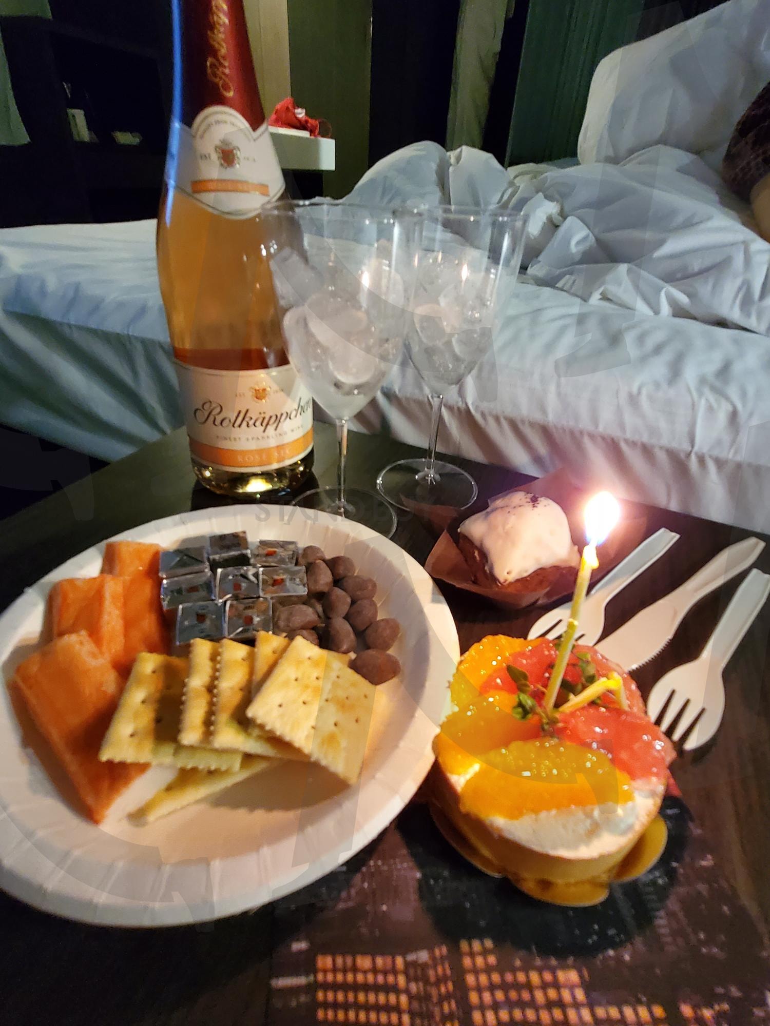 호텔 파자마 파티 핑거푸드 | 샴페인, 조각케잌, 케이크, 케잌, 치즈, 크래커, 촛불, 생일, 생일파티, 파티, 일상, 블로그, 인스타, 인증, 파자마, 파마자파티, 호텔, 홈파티, 여행, 축하, 두사람, 두명 | 스탠바이 STANDBUY 디지털 콘텐츠