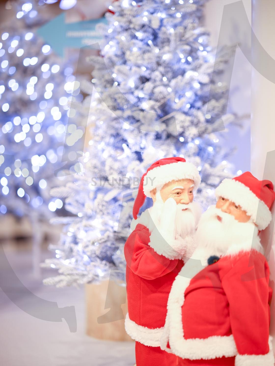 크리스마스의 속삭임: 산타 둘과 눈꽃 조명 | 크리스마스, 산타인형, 크리스마스트리, 겨울감성, 연말분위기, 조명보케, 화이트트리 | 스탠바이 STANDBUY 디지털 콘텐츠