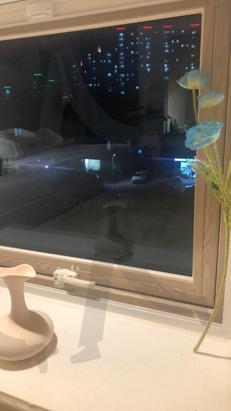 밤의 창가에서, 잠시 멈춘 시간 | 야경, 창가, 감성사진, 일상기록, 밤풍경, 도시불빛, 휴식, 고요 | 스탠바이 STANDBUY 디지털 콘텐츠