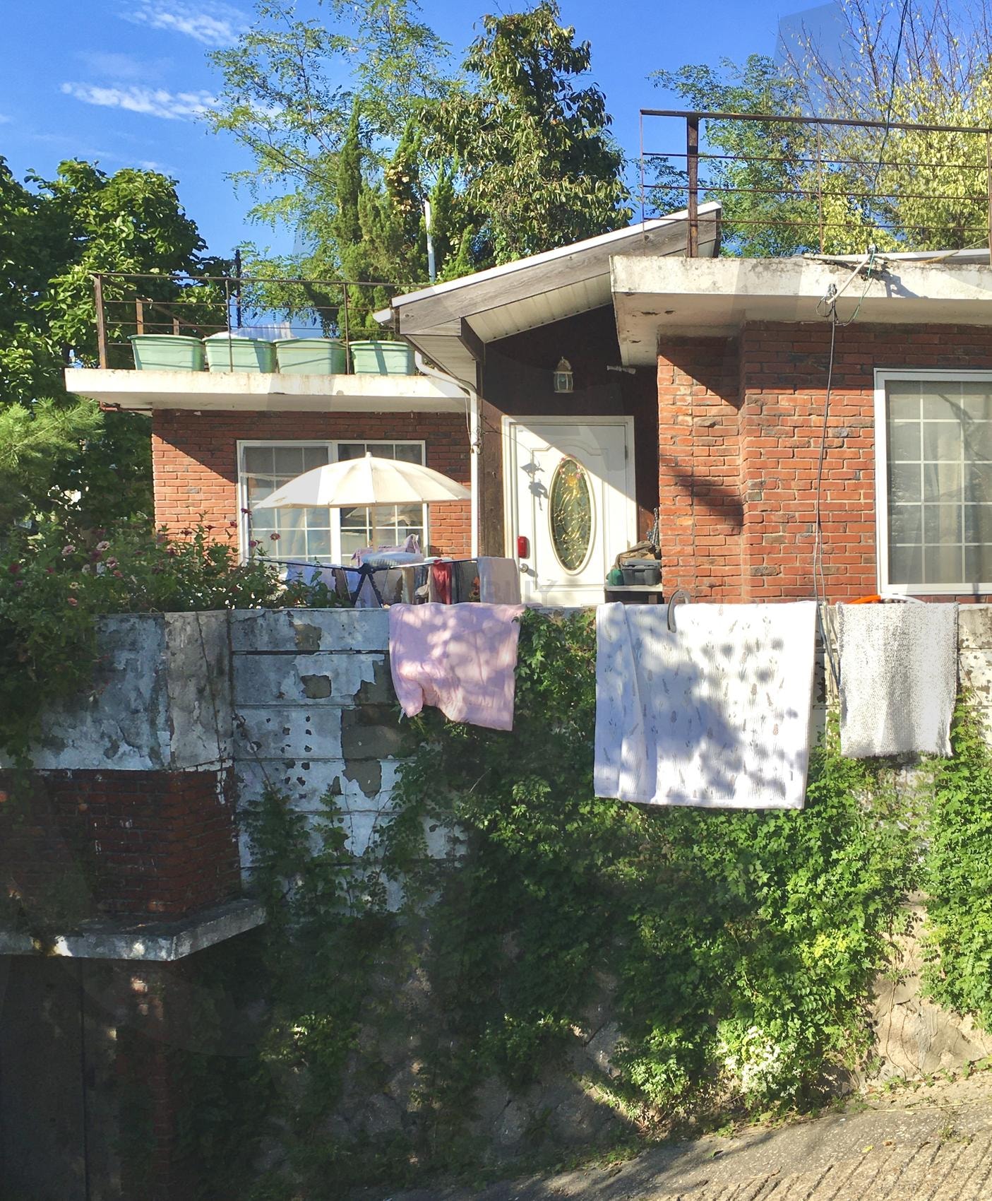 화창은 날은 빨래지 | 일광건조, 빨래, 담, 화창한 날, 덩쿨, 집 | 스탠바이 STANDBUY 디지털 콘텐츠