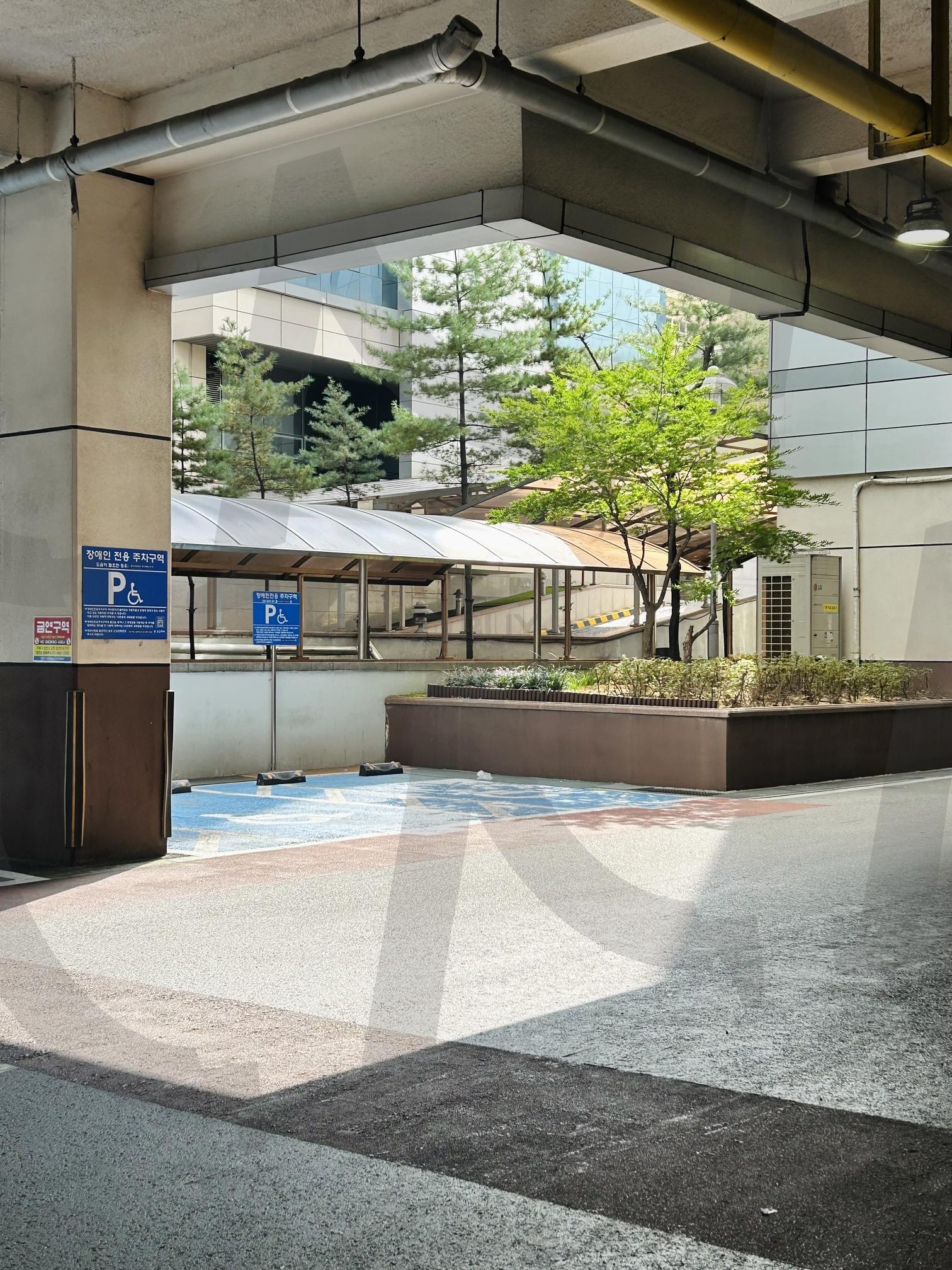 빛 | 주차장, 틈, 빛, 도시, 도시속 잠깐의 틈 | 스탠바이 STANDBUY 디지털 콘텐츠